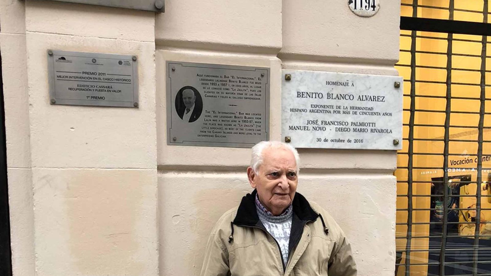 Benito Blanco B.B.4 Benito con placas en Av de Mayo web