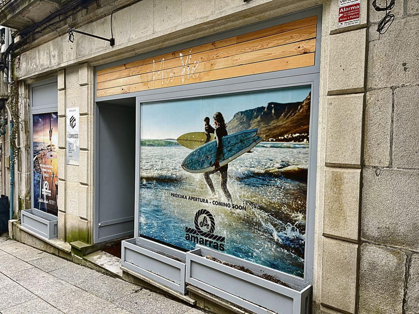 La conocida marca de moda náutica Amarras, abre en Velázquez Moreno.