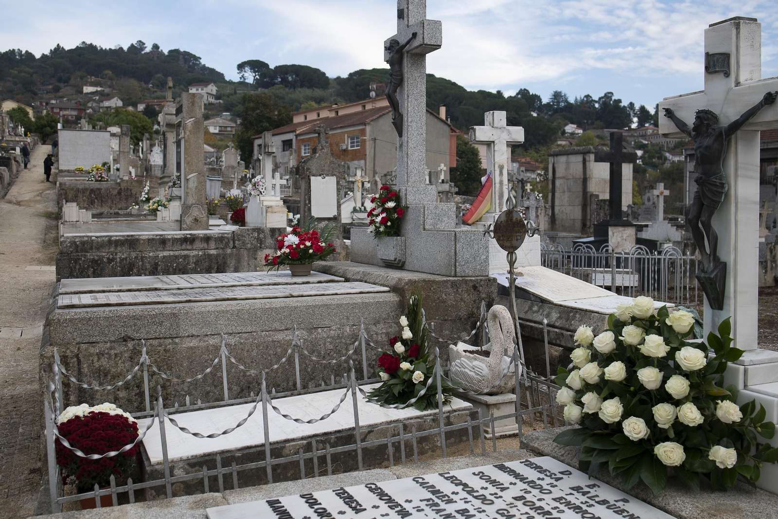 Galería | Los cementerios de Ourense se preparan para el Día Todos los Santos y los Fieles Difuntos