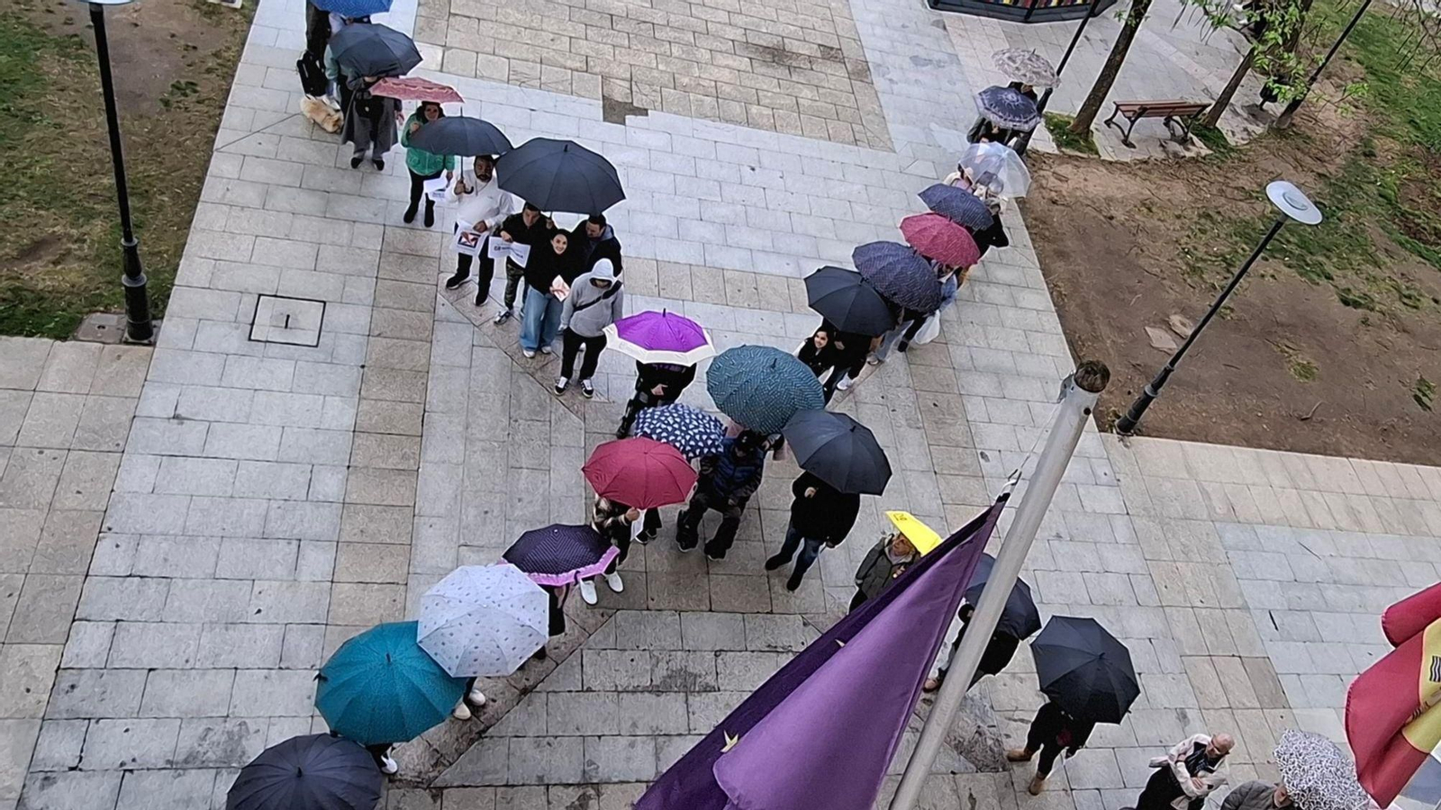 Los ciudadanos formaron una “X” simbólica frente al Concello de Verín.
