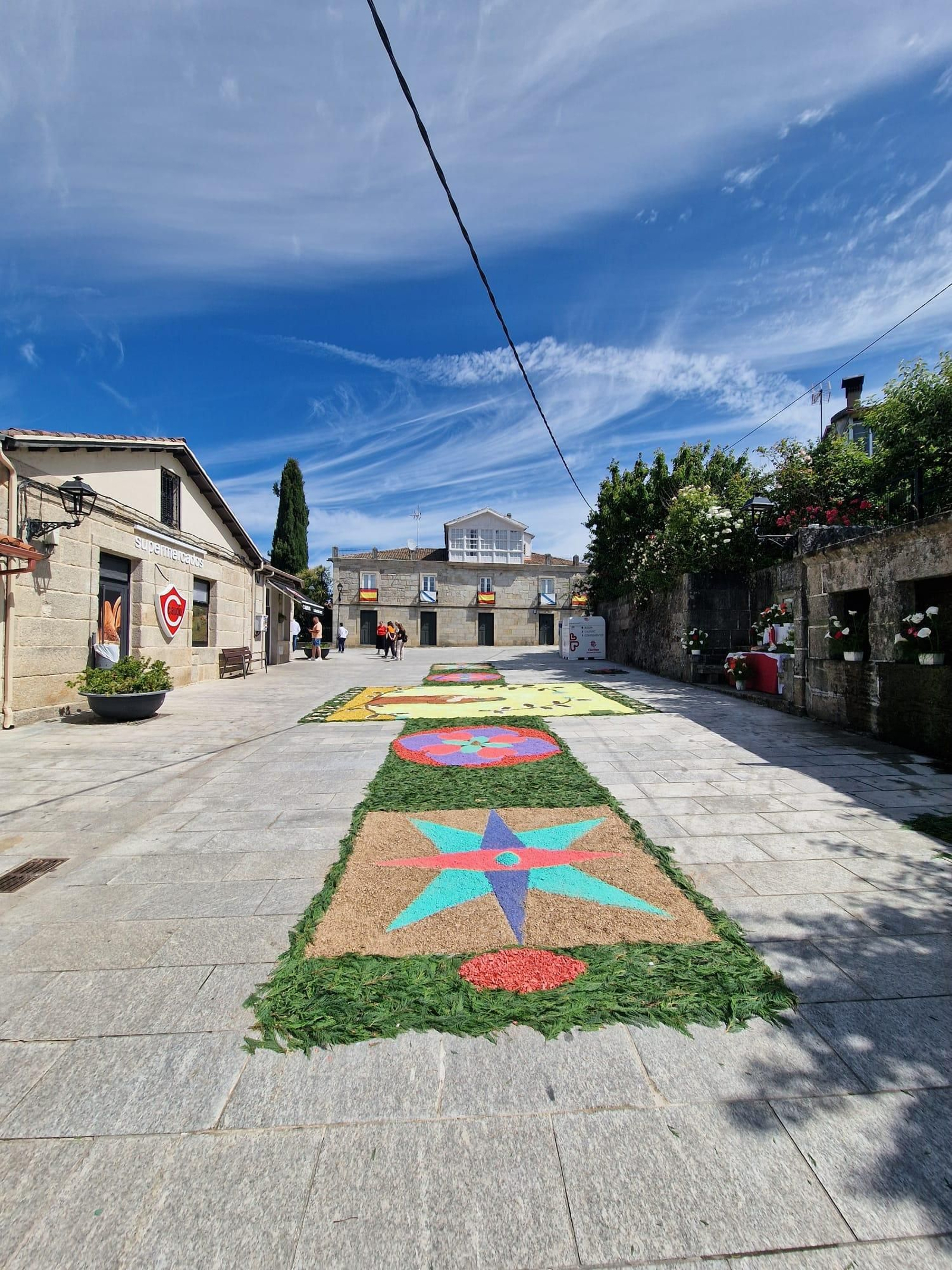 Alfombra floral por el Corpus Christi en Vilardevós.