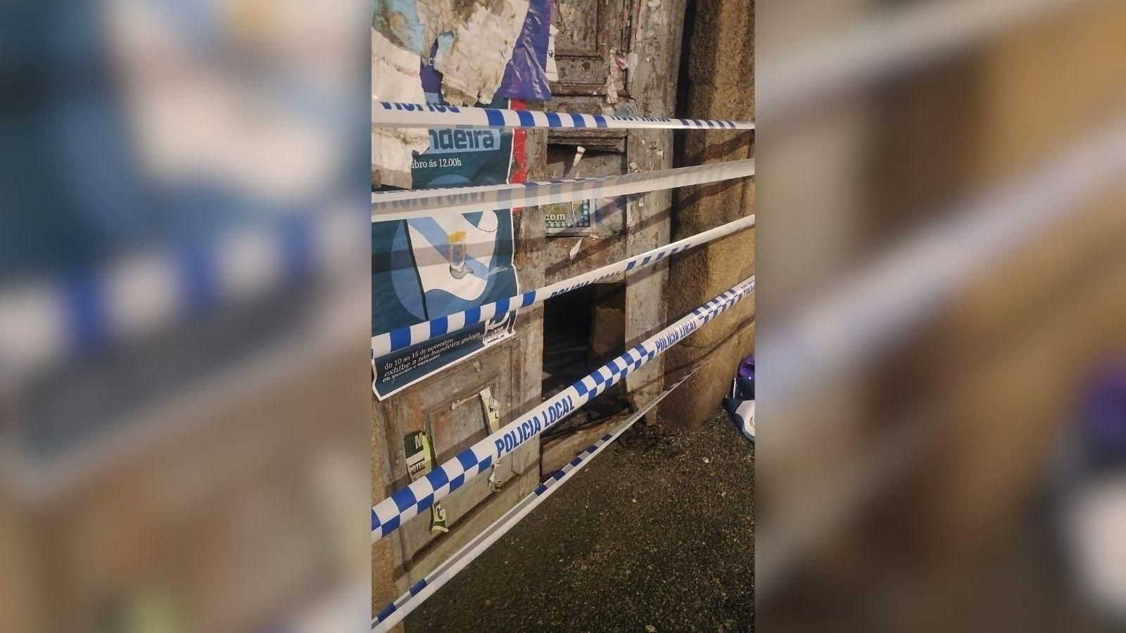 La puerta del edificio en cuestión precintado por la policia local