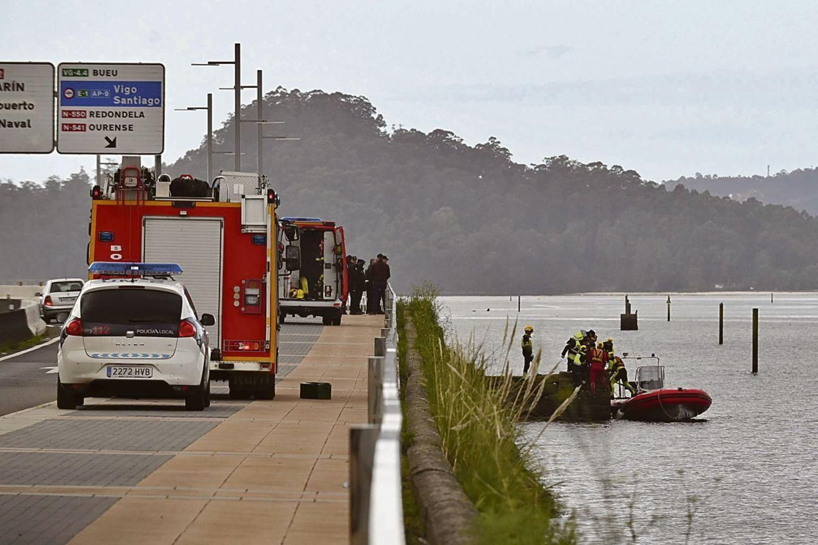 Efectivos de los servicios de emergencias recuperan el cuerpo del piragüista.