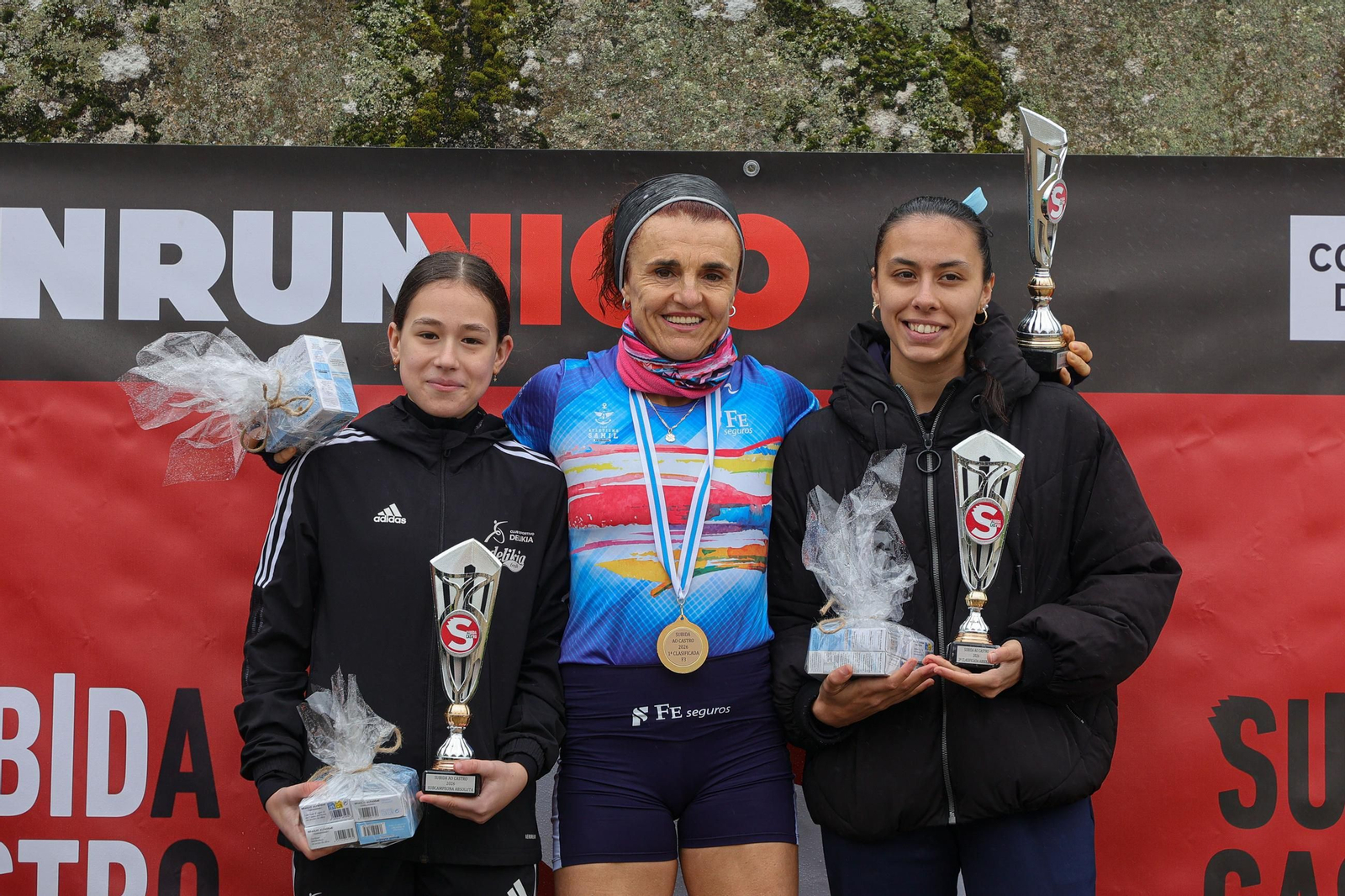 Galería | Cientos de atletas aguantan la lluvia en la Subida ao Castro