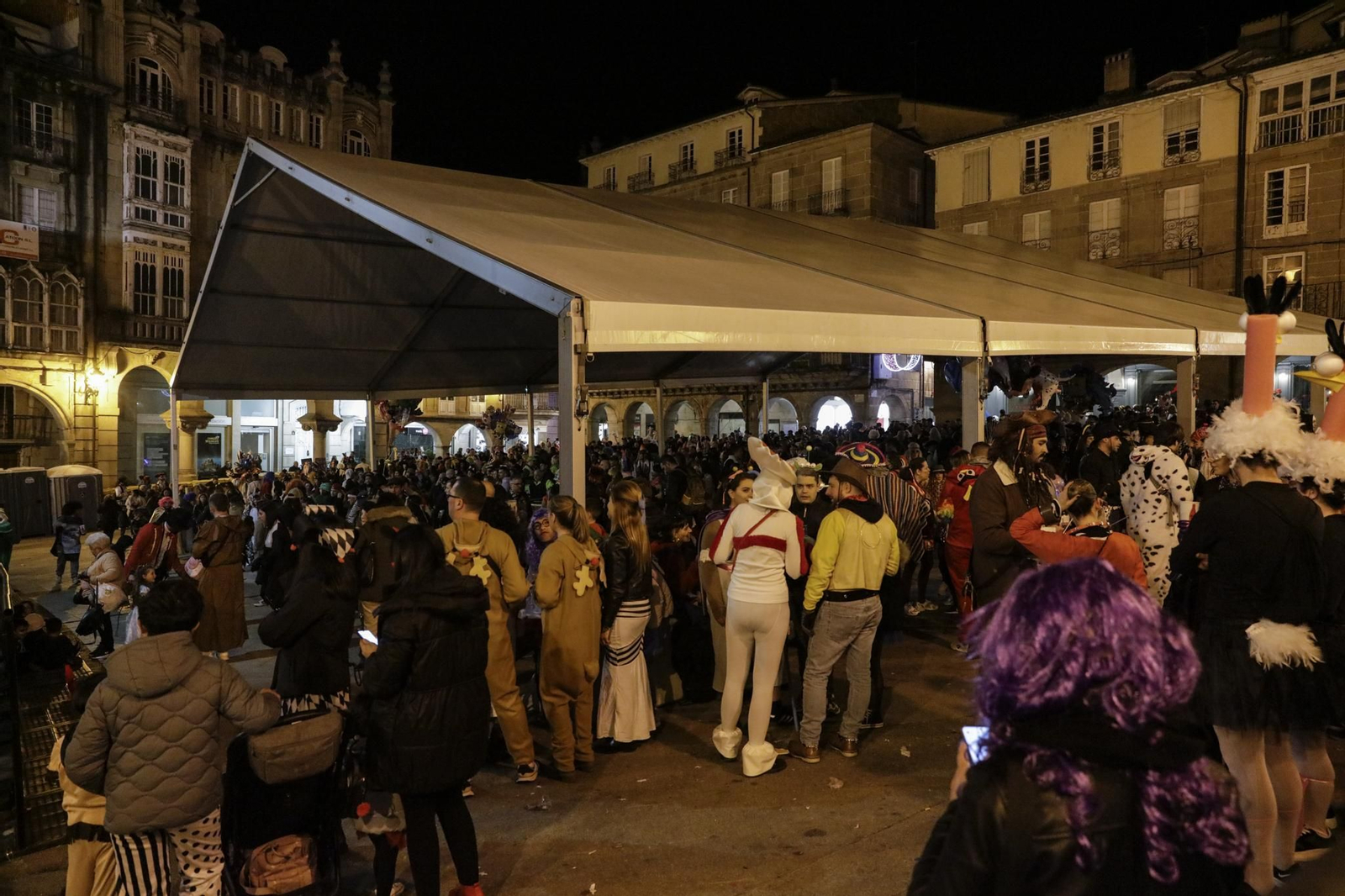 Galería | La ciudad respira Entroido en todas sus calles a la espera del desfile