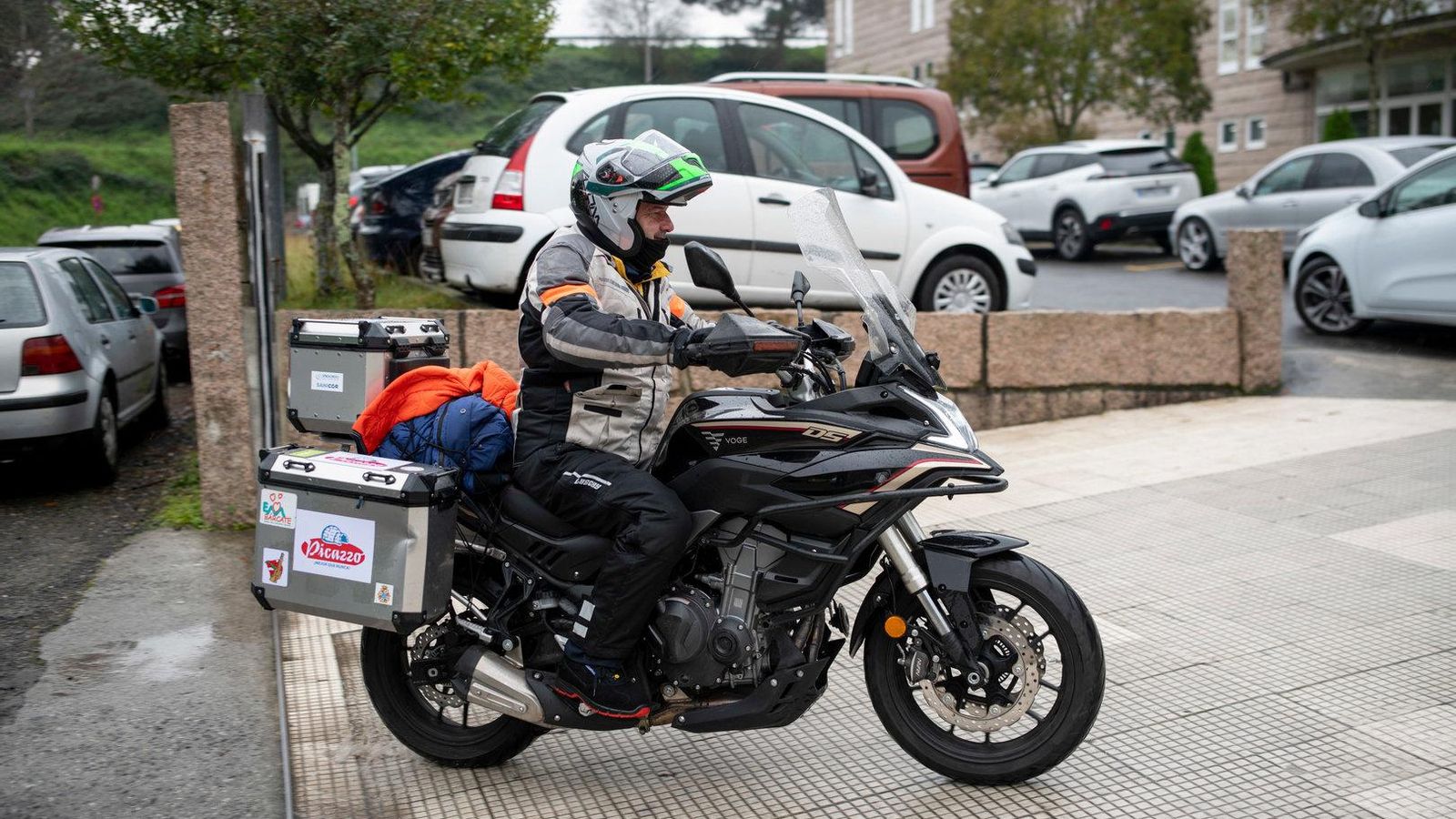 Prudencio Macias, con su moto en Ourense.. FOTO: ÓSCAR PINAL