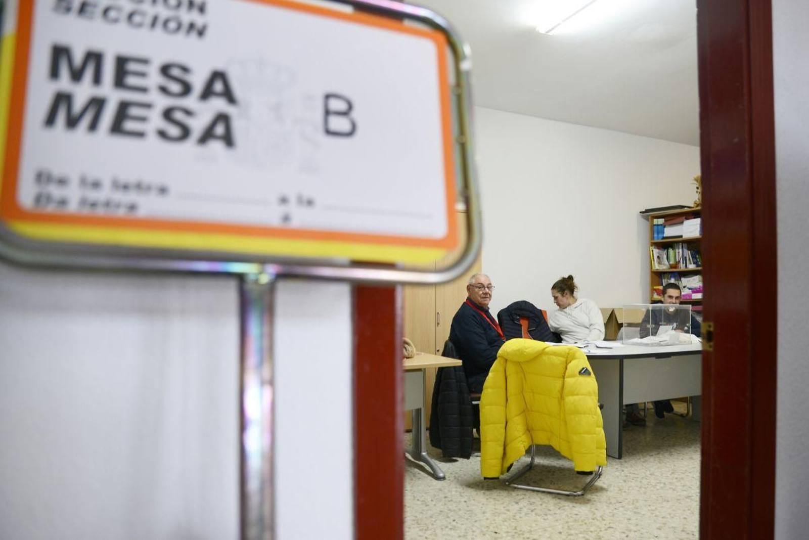 Unas mesas electorales.