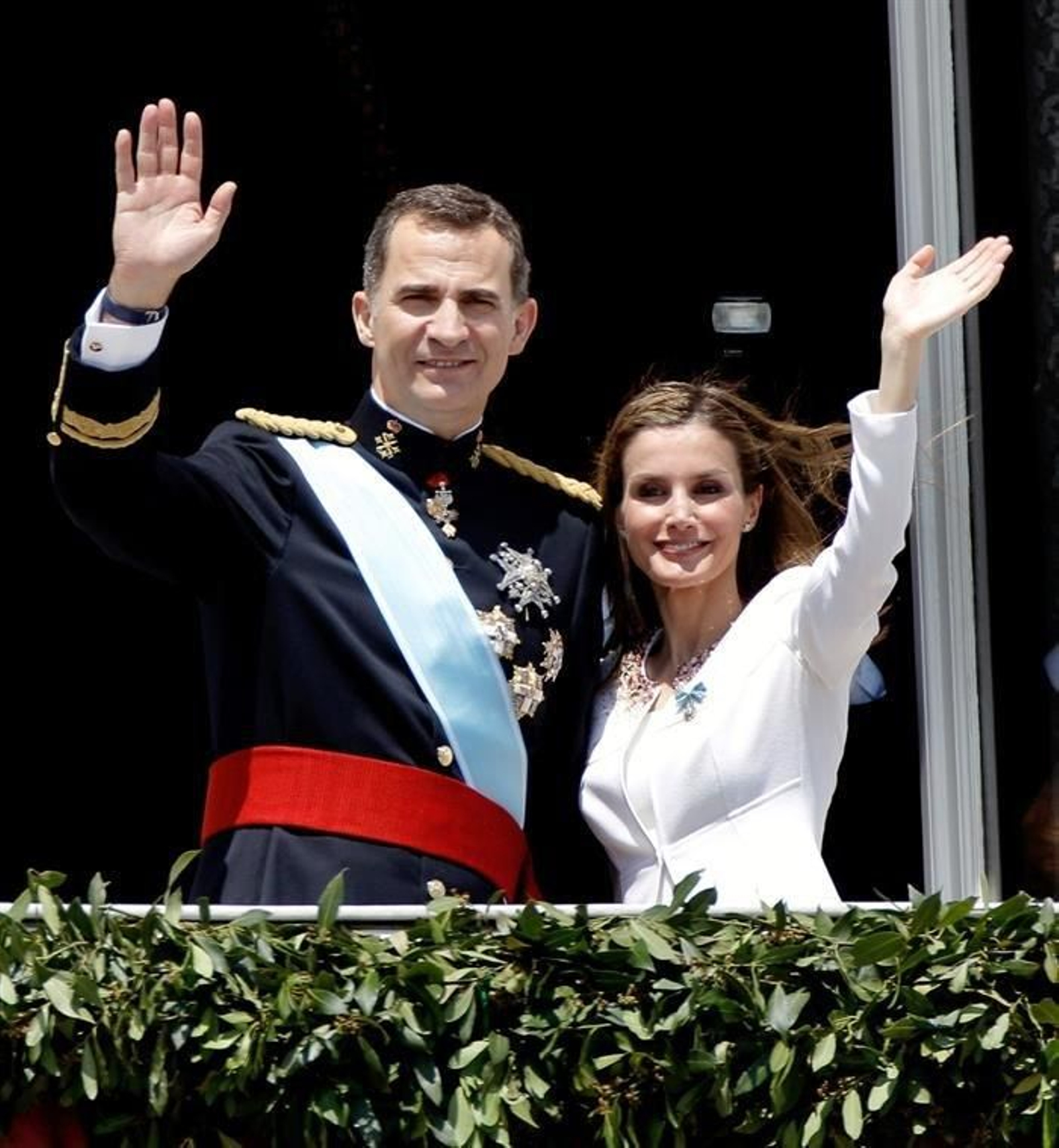 Los Reyes Felipe VI y Letizia, en el balcón central del Palacio Real donde han salido para saludar al pueblo español