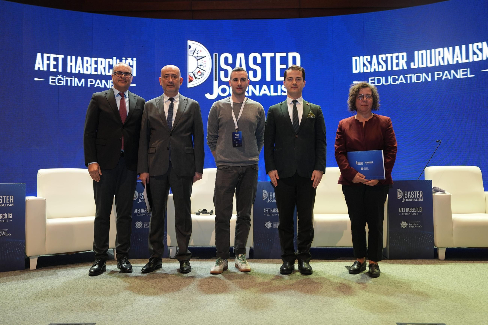 Javier Abuín (centro) durante la jornada de presentación del proyecto celebrada en Turquía.
