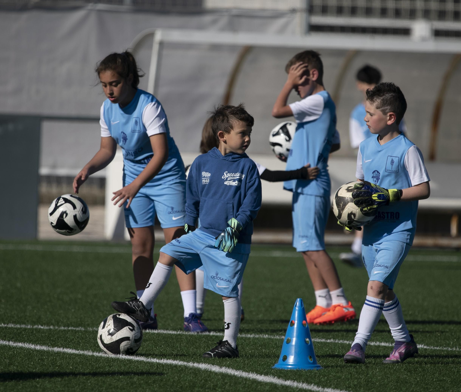 Galería |  El futbol base ourensano se divierte durante la Semana Santa
