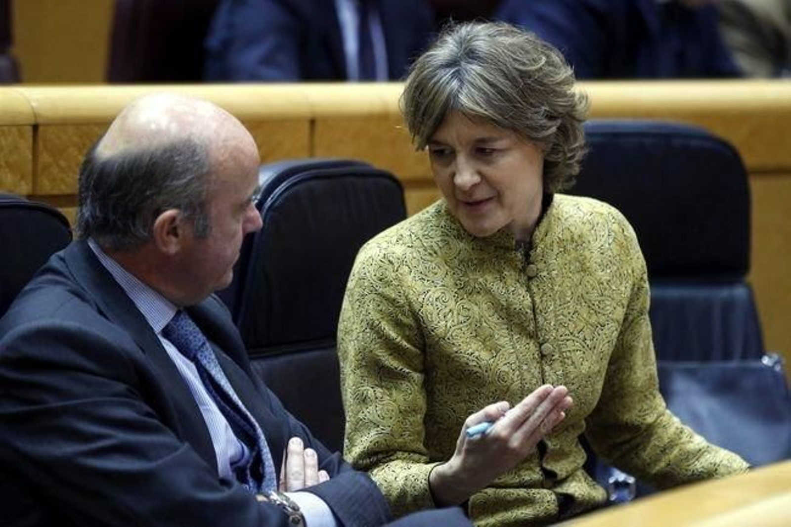 La ministra de Agricultura y Pesca y Alimentación, Isabel García Tejerina, conversa con el de Economía, Luis de Guindos.