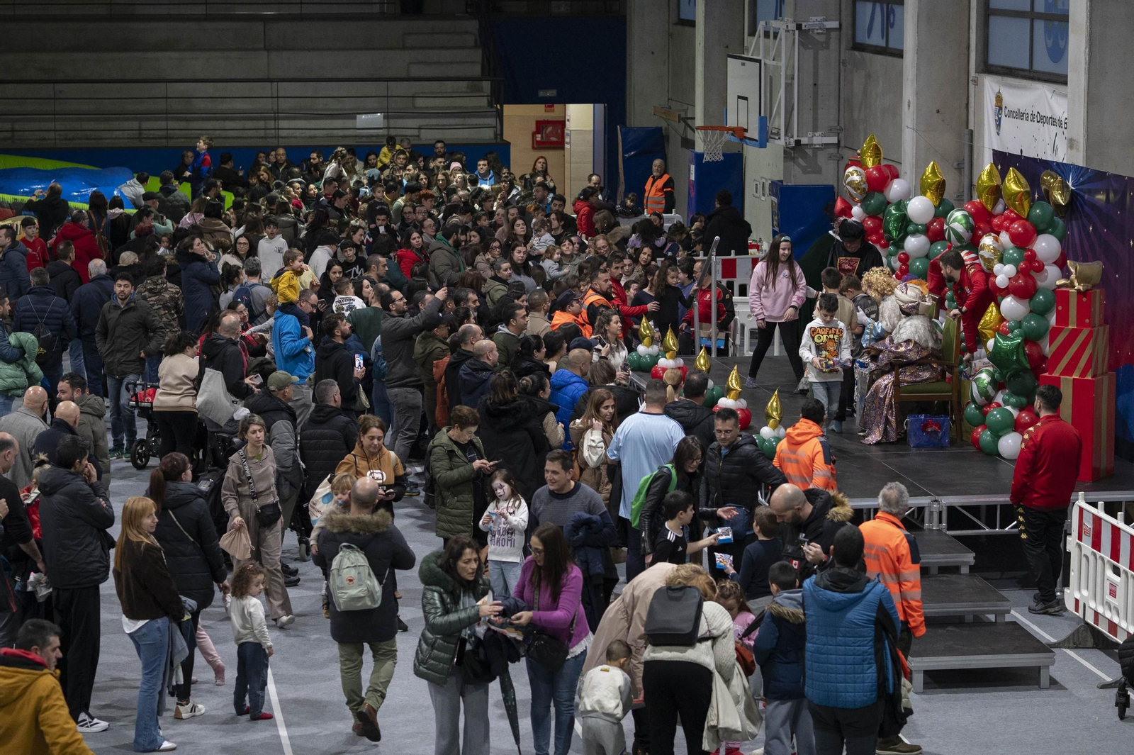 Gran afluencia de vecinos y familias durante el recorrido de los Reyes Magos por el municipio.