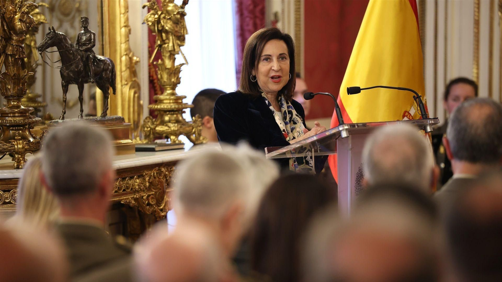 La ministra de Defensa, Margarita Robles, preside el acto de imposición de condecoraciones con motivo de la dana.