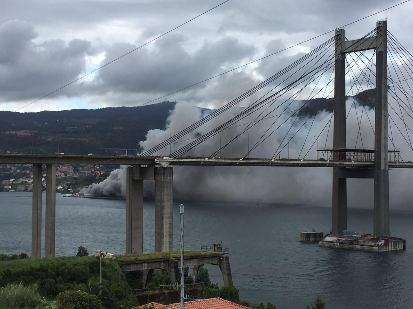Gran incendio en la factoría Fandicosta de Domaio // Dpto. Fotografía Atlántico