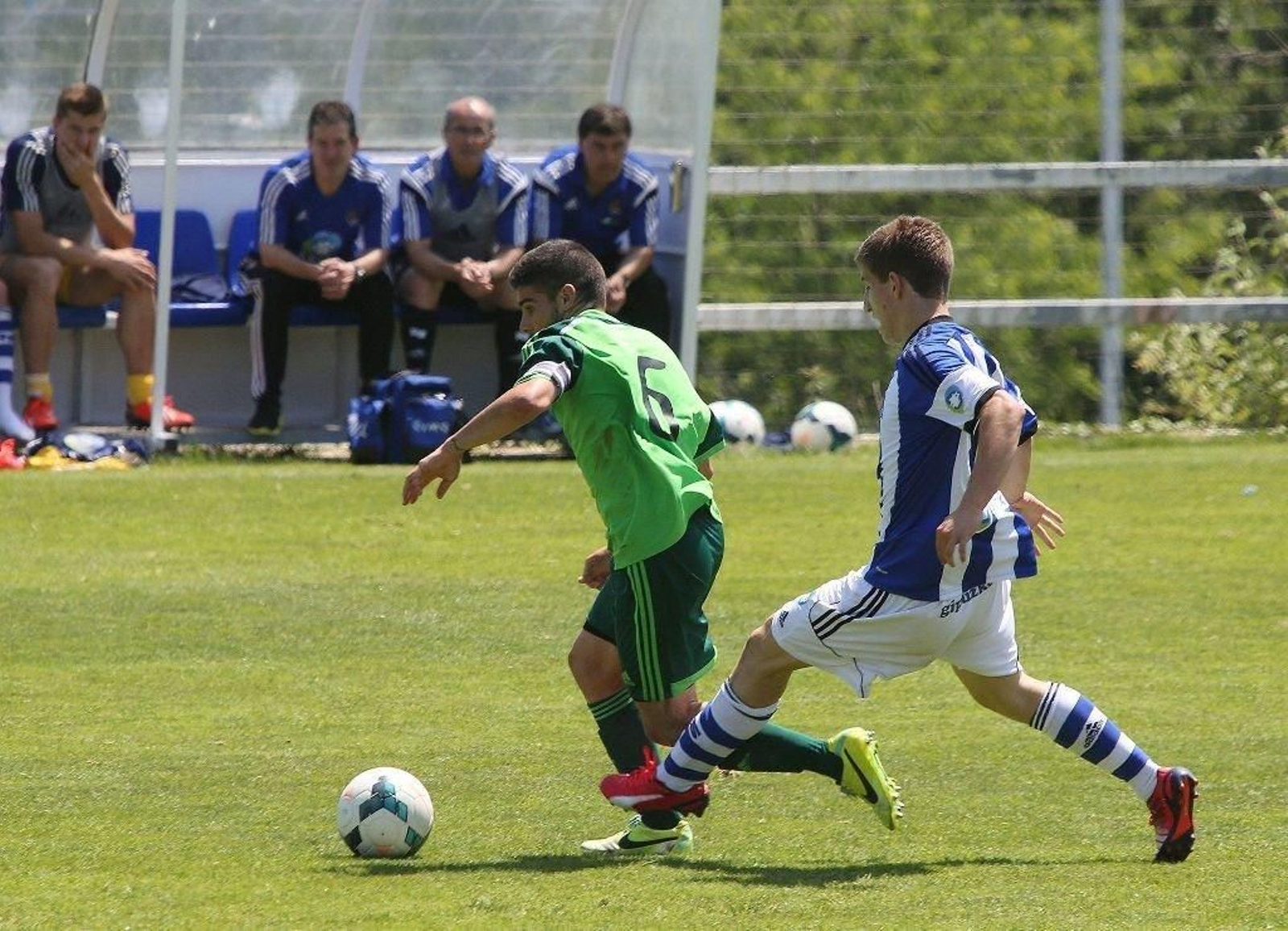 Peña trata de zafarse de la presión de un jugador de la Real Sociedad.