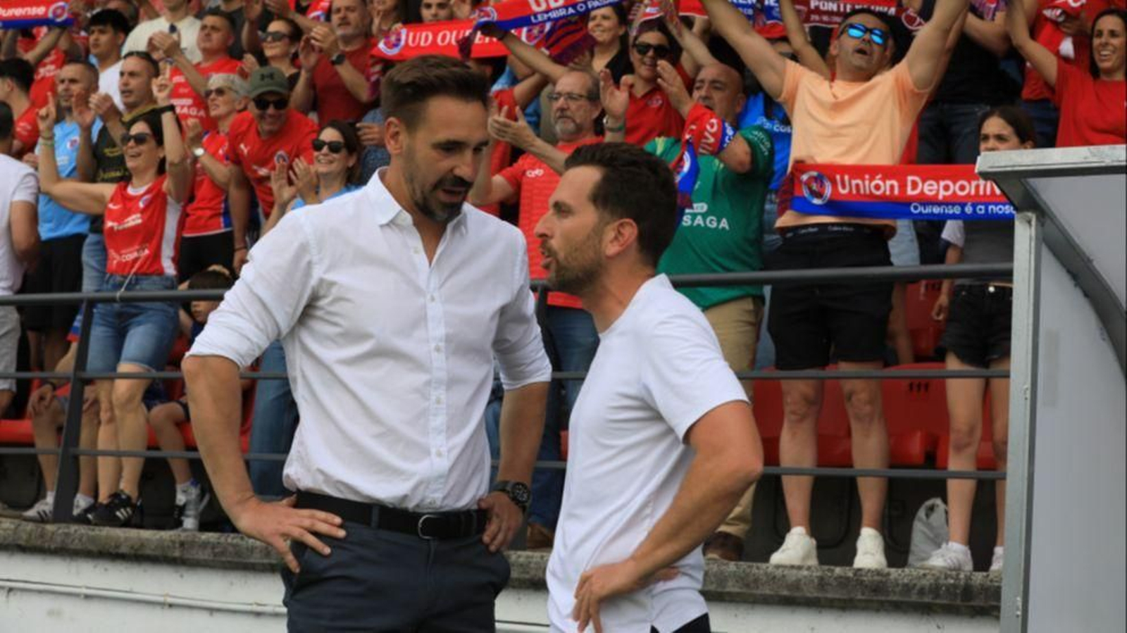 Borja Fernádez, entrenador de la UD Ourense, junto a Rober Gutiérrez, entrenador del Conquense, en el partido de O Couto de este domingo.