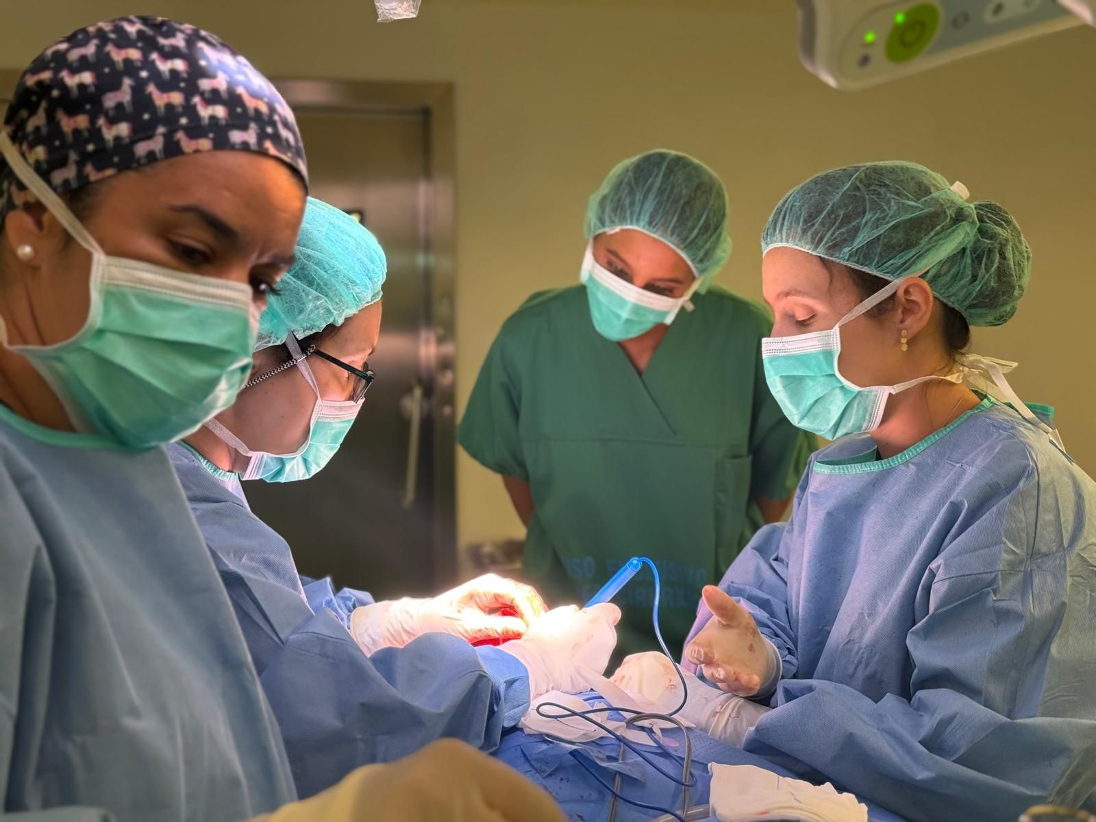 Médicos durante una operación