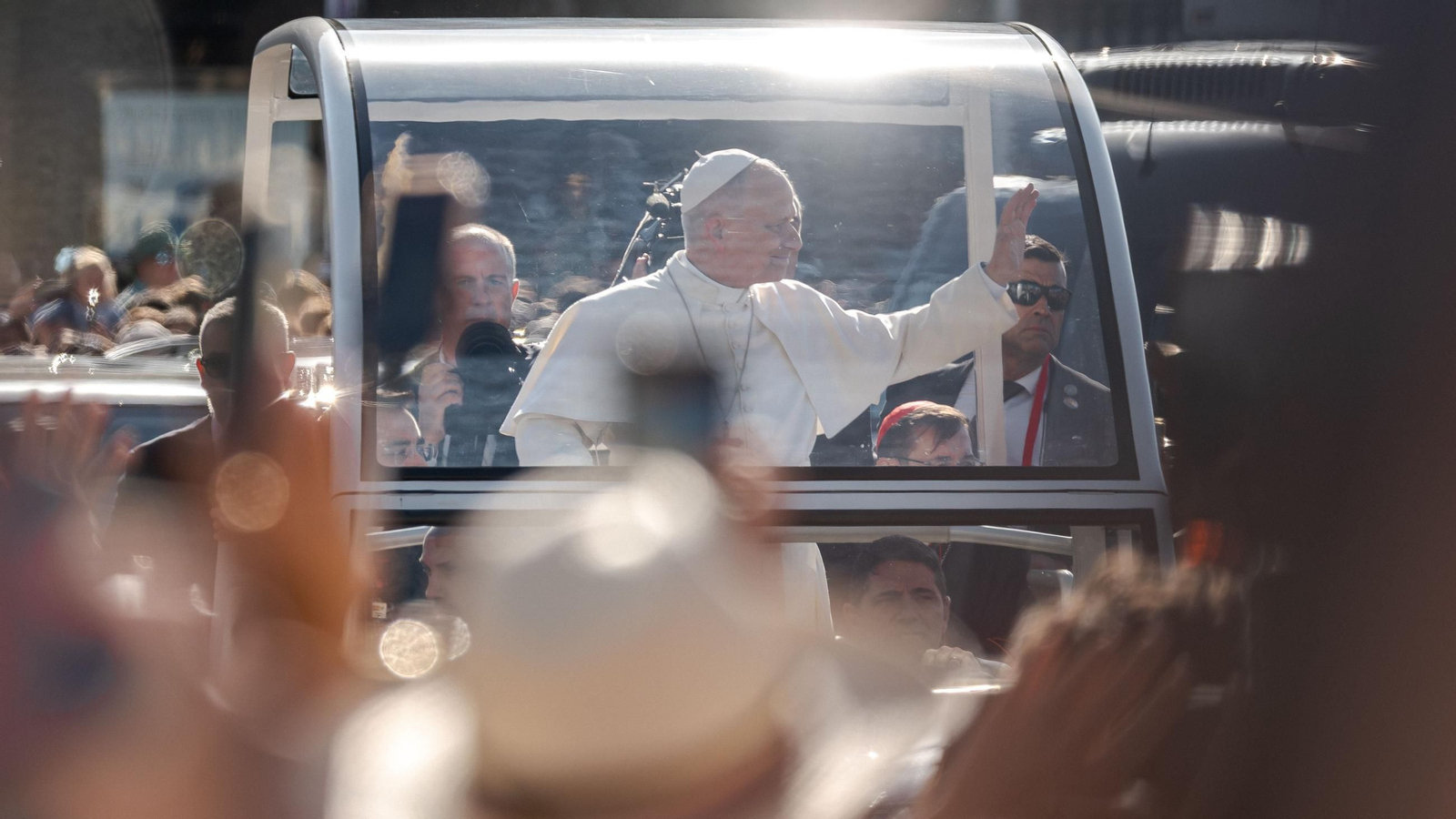El Papa León XIV saluda desde el papamóvil, en la plaza de Colón, a 7 de junio de 2026