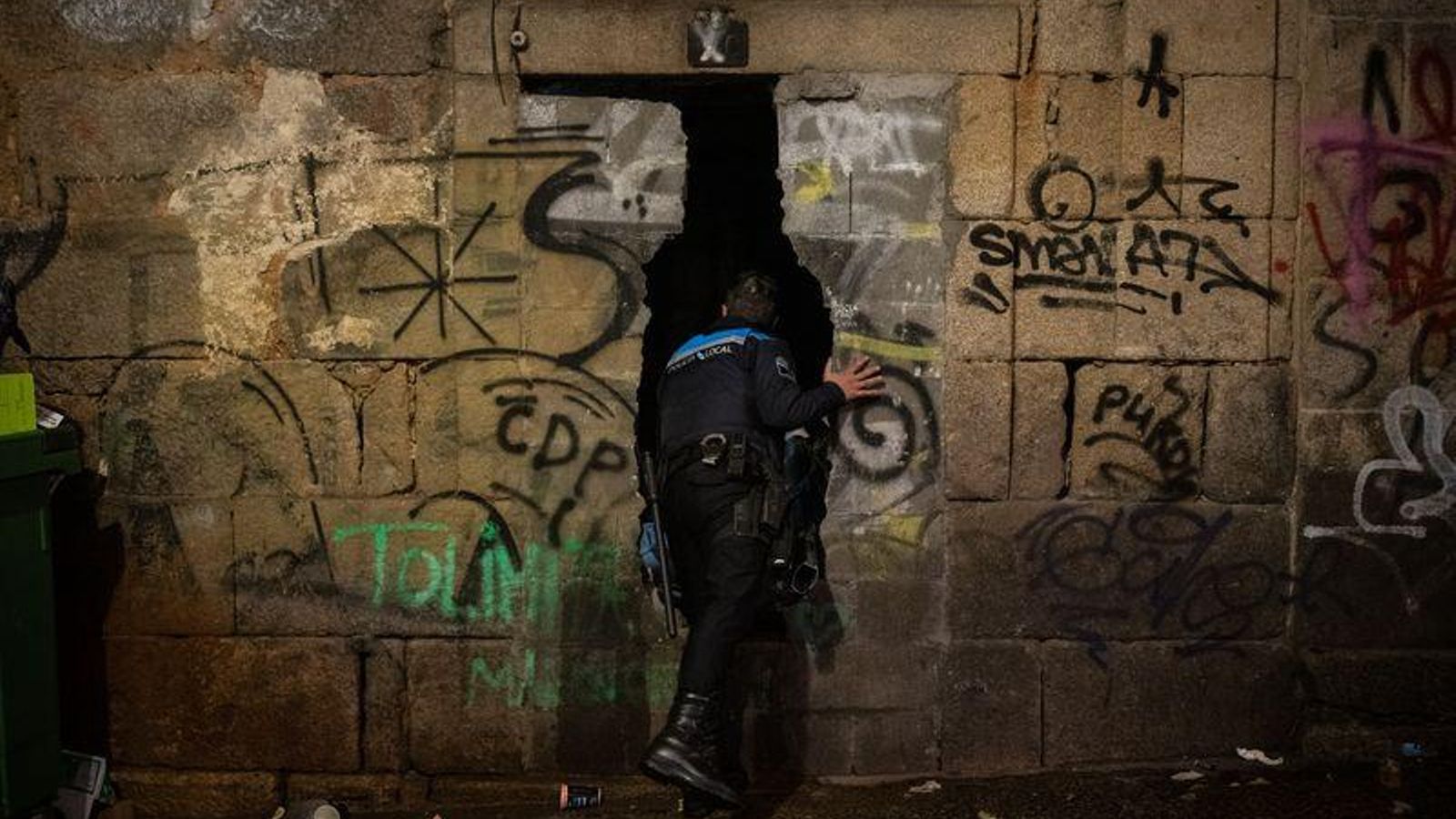 OURENSE (RÚA PIZARRO). 05/01/2022. OURENSE. Un rapaz resultou ferido leve ó permanecer medio corpo atrapado entre un piso e o chan dun edificio en ruínas da Rúa Pizarro. Varias dotacións de Policía Local, Policía Nacional, Bombeiros e Sanitarios acudiron para poder rescatalo. FOTO: ÓSCAR PINAL