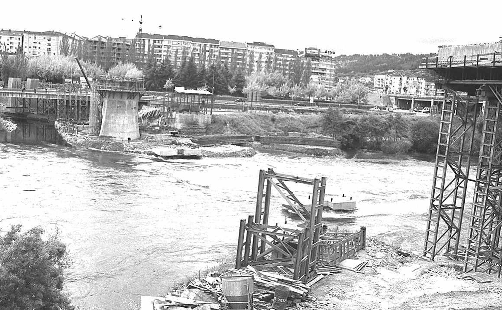 La construcción del emblemático Puente del Milenio hace 25 años cambiaba el skyline de Ourense, en fotos