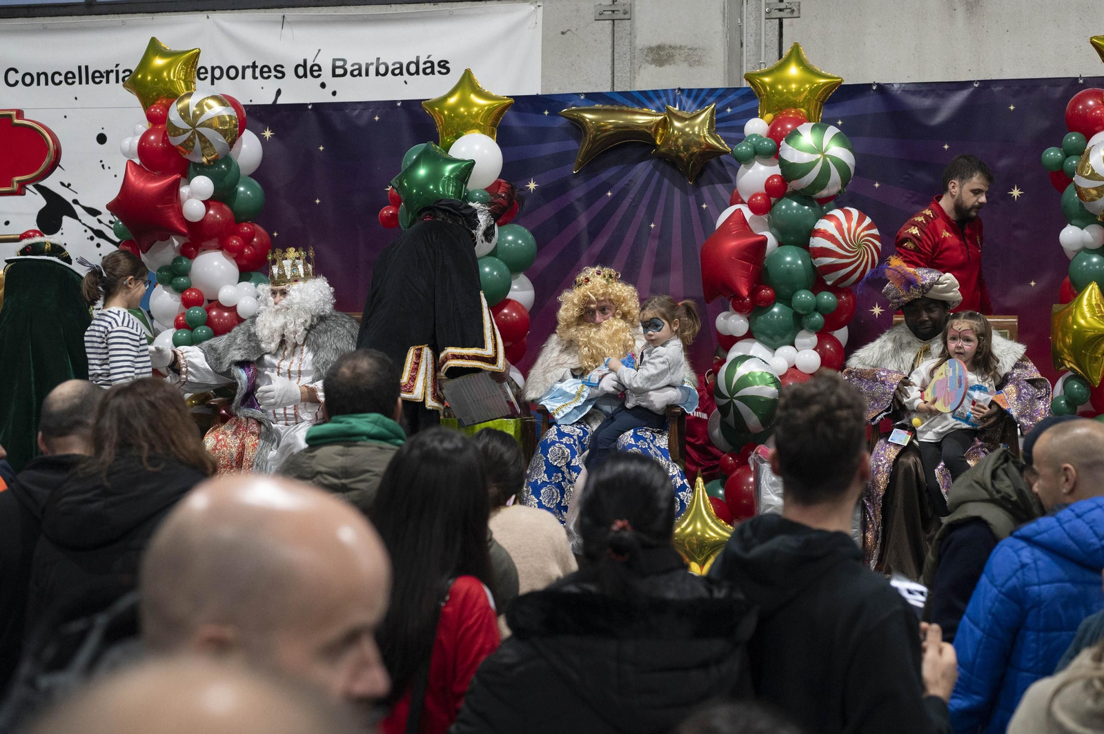 Los Reyes Magos iniciaron en Barbadás su recorrido por la provincia, convirtiéndose en el primer municipio en recibir su visita este año.