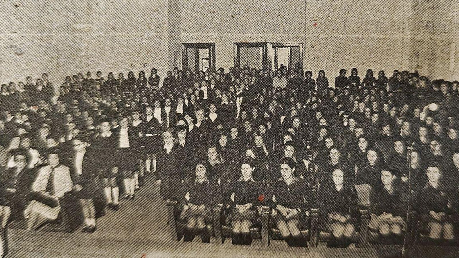 La Sección Femenina de Orense celebra a su patrona.