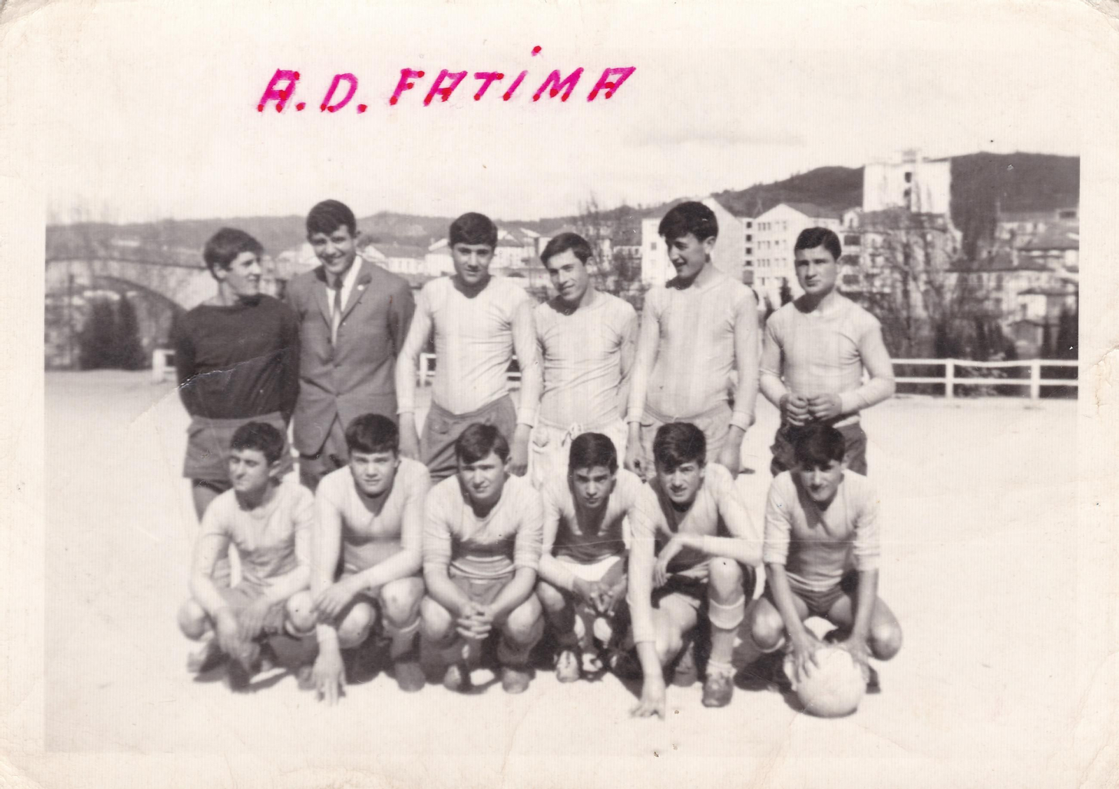Esta foto demuestra que al final el club consiguió equipar a los jugadores.