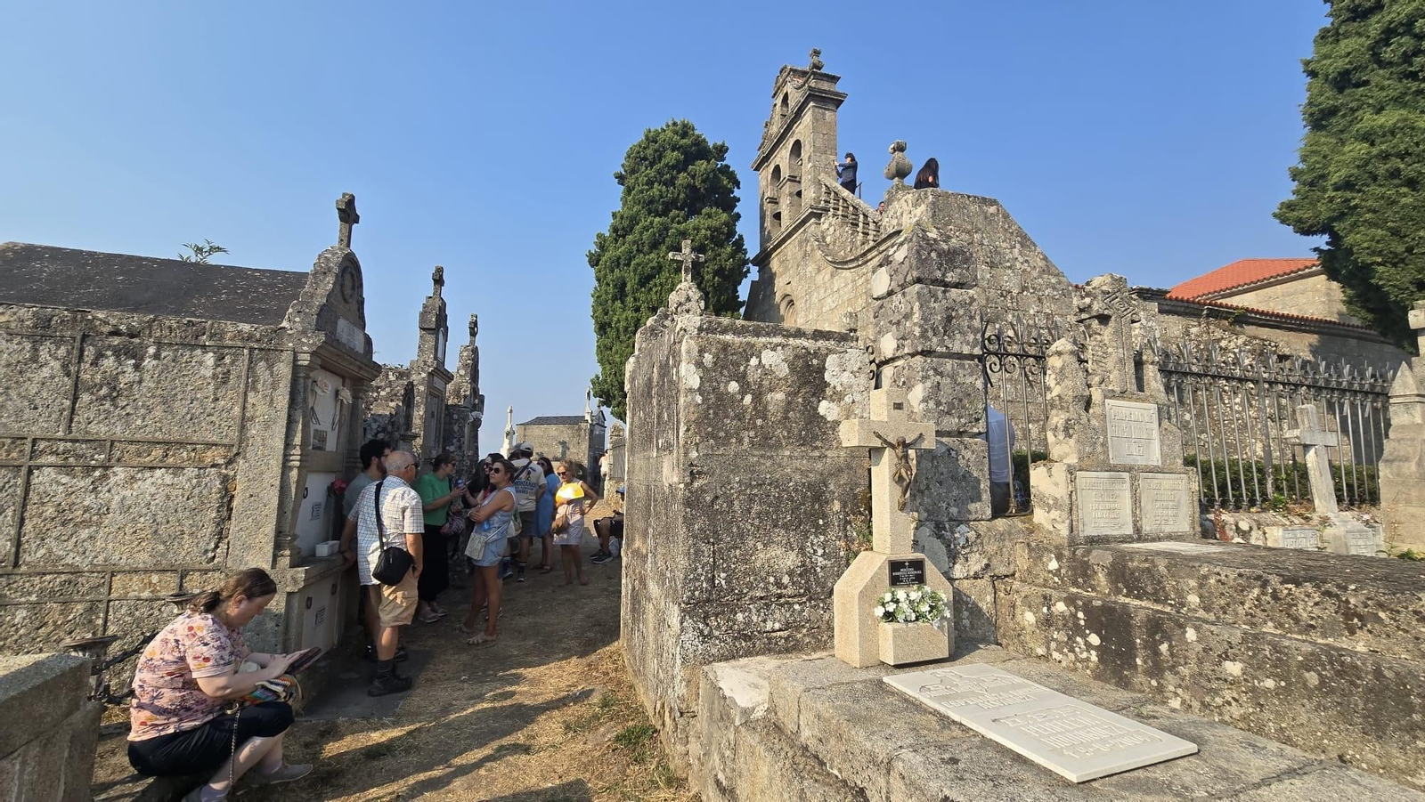 Galería | Un cementerio para mirar al cielo: un silencioso mirador para el eclipse total solar