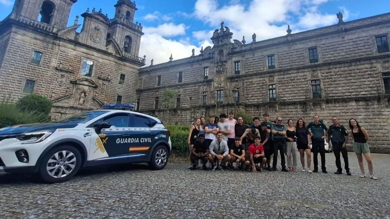 Los 18 peregrinos acompañados de la Guardia Civil en San Cristovo de Cea