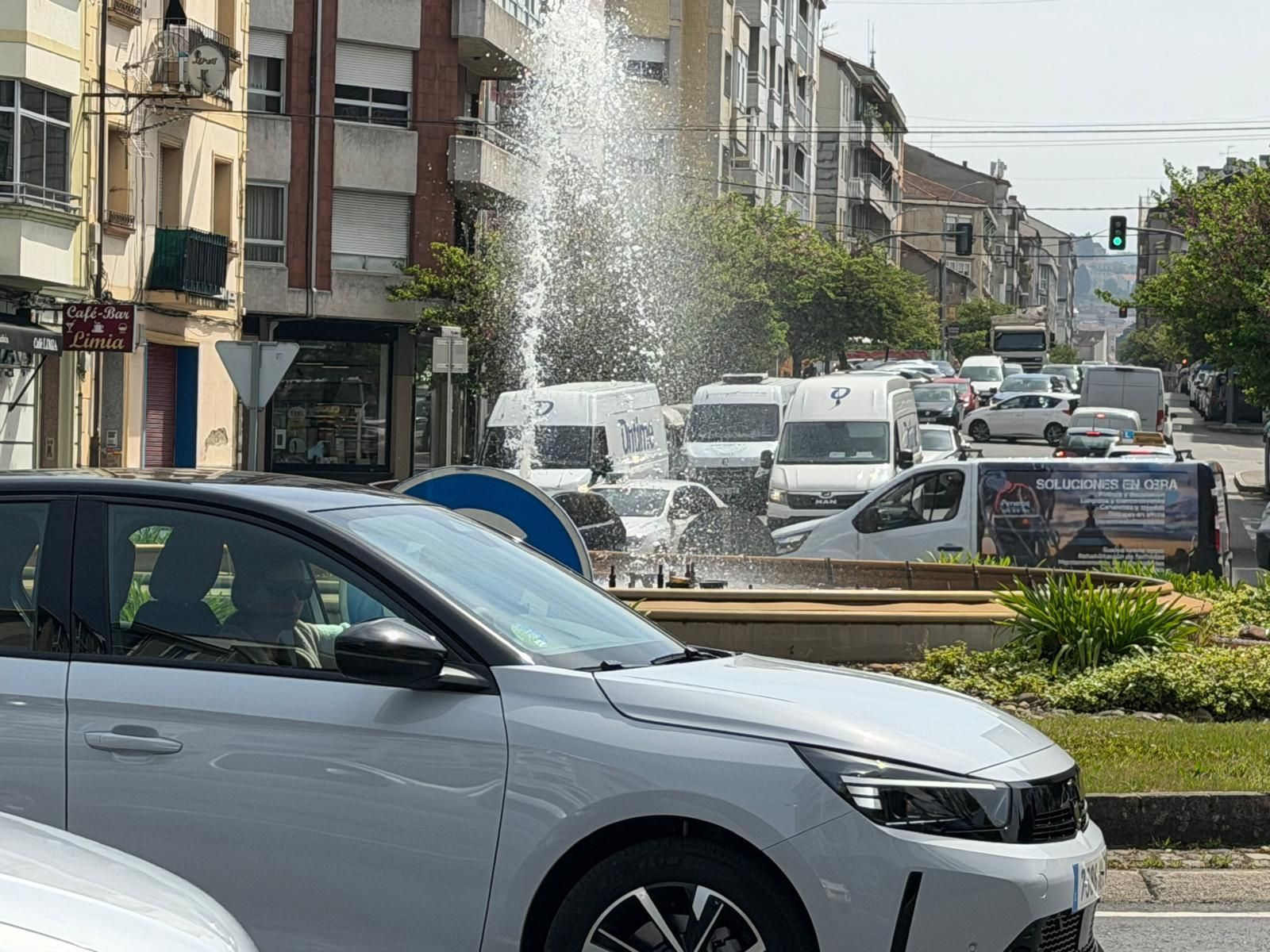 Galería | Obras, inicio de fin de semana y vuelta ciclista crean caos vial en Ourense