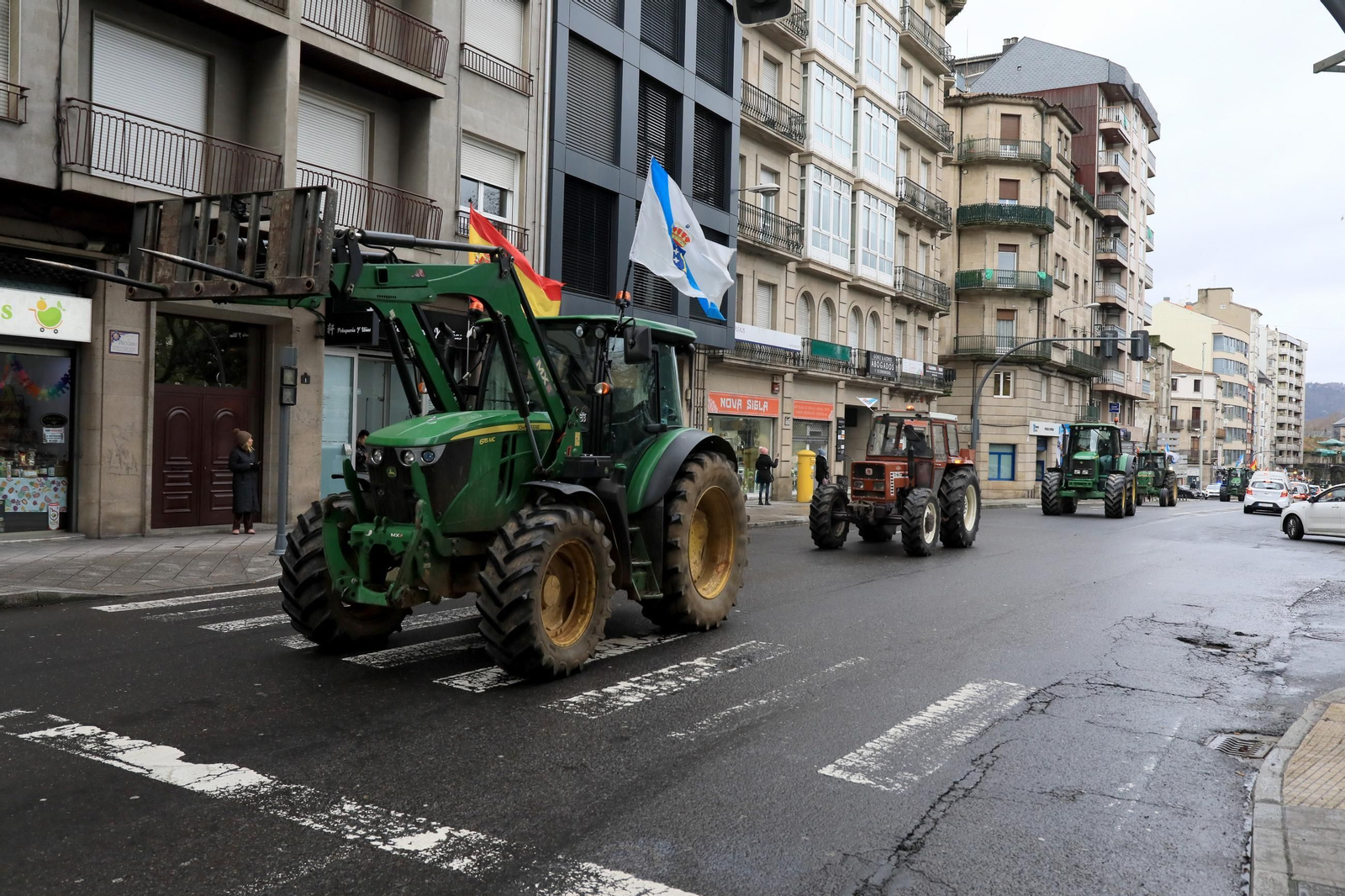 Tractores saliendo de Ourense rumbo al polígono de San Cibrao das Viñas.