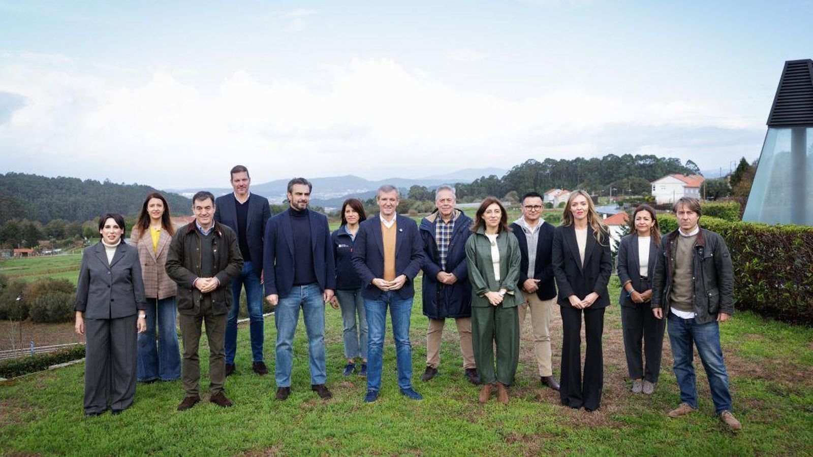 Alfonso Rueda y sus conselleiros durante la tradicional foto de familia en la Pousada de Armenteira, en Meis, antes de iniciar el retiro de trabajo.