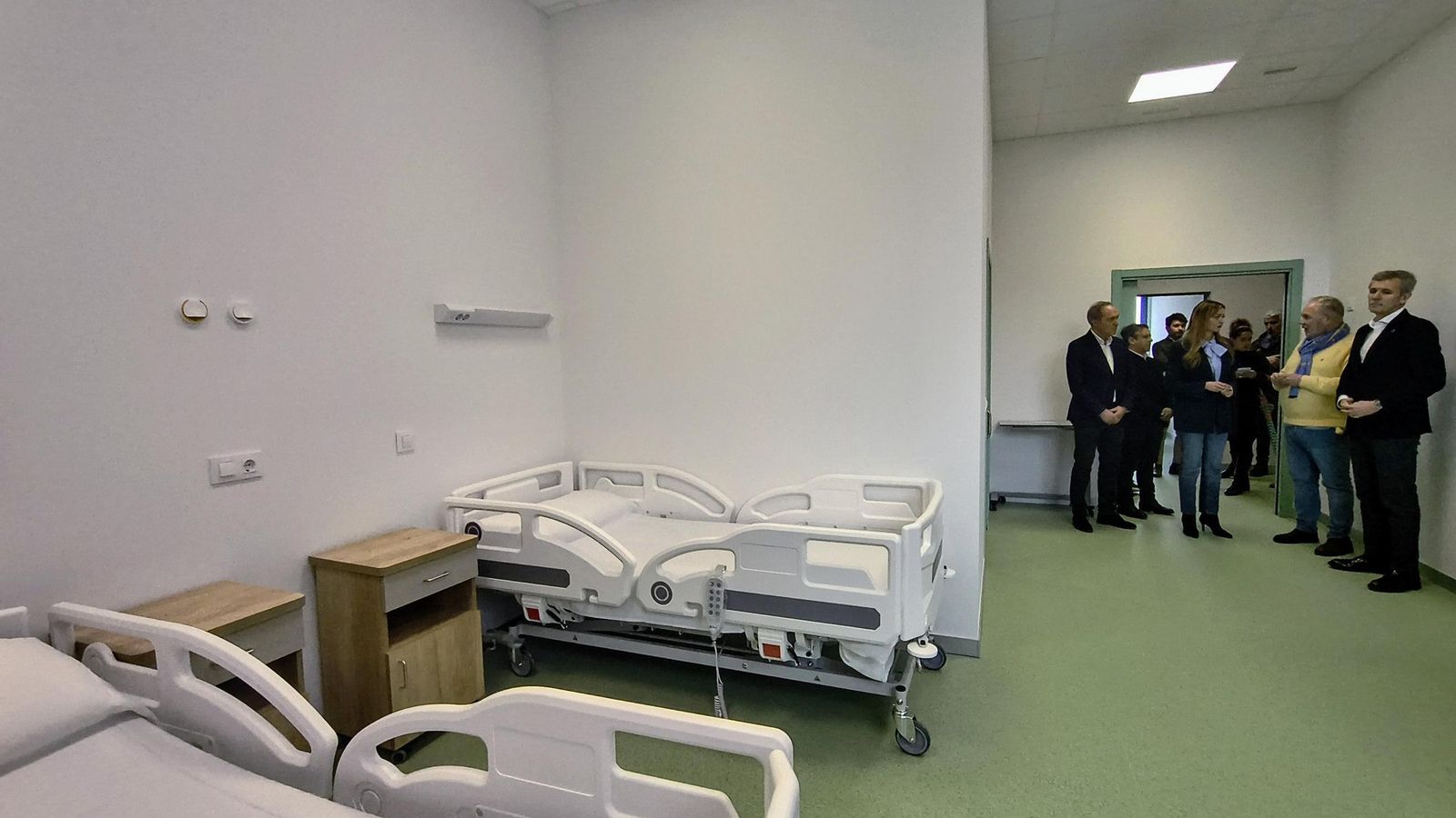 Alfonso Rueda, Juan José López y Fabiola García en una de las habitaciones nuevas.