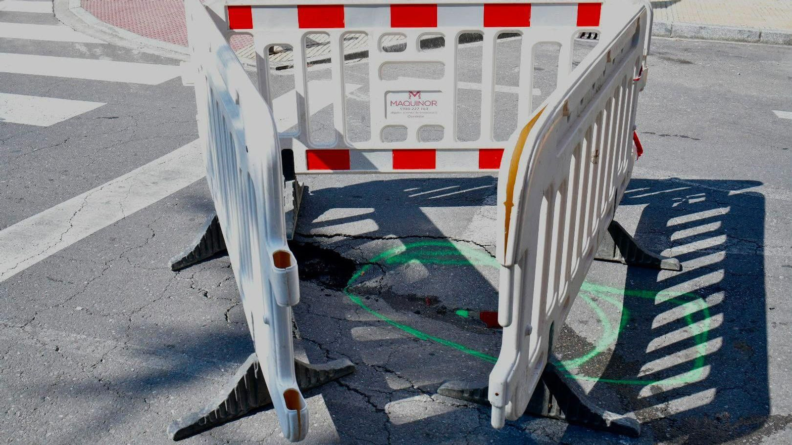 El socavón que se ha formado en la rúa Irmáns Xesta en Ourense.