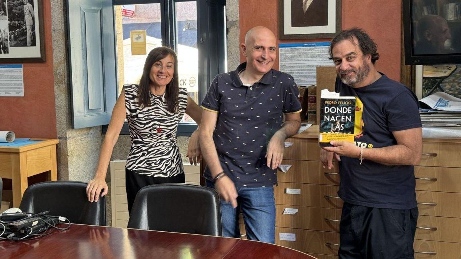 Aurora Prieto, Vicente Justo y Pedro Feijoo, en la biblioteca de Verín.