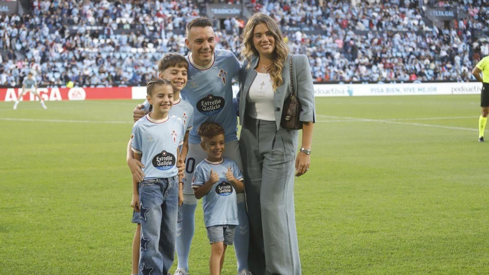 Iago Aspas posa con su familia antes del partido del pasado jueves contra Osasuna en Balaídos.