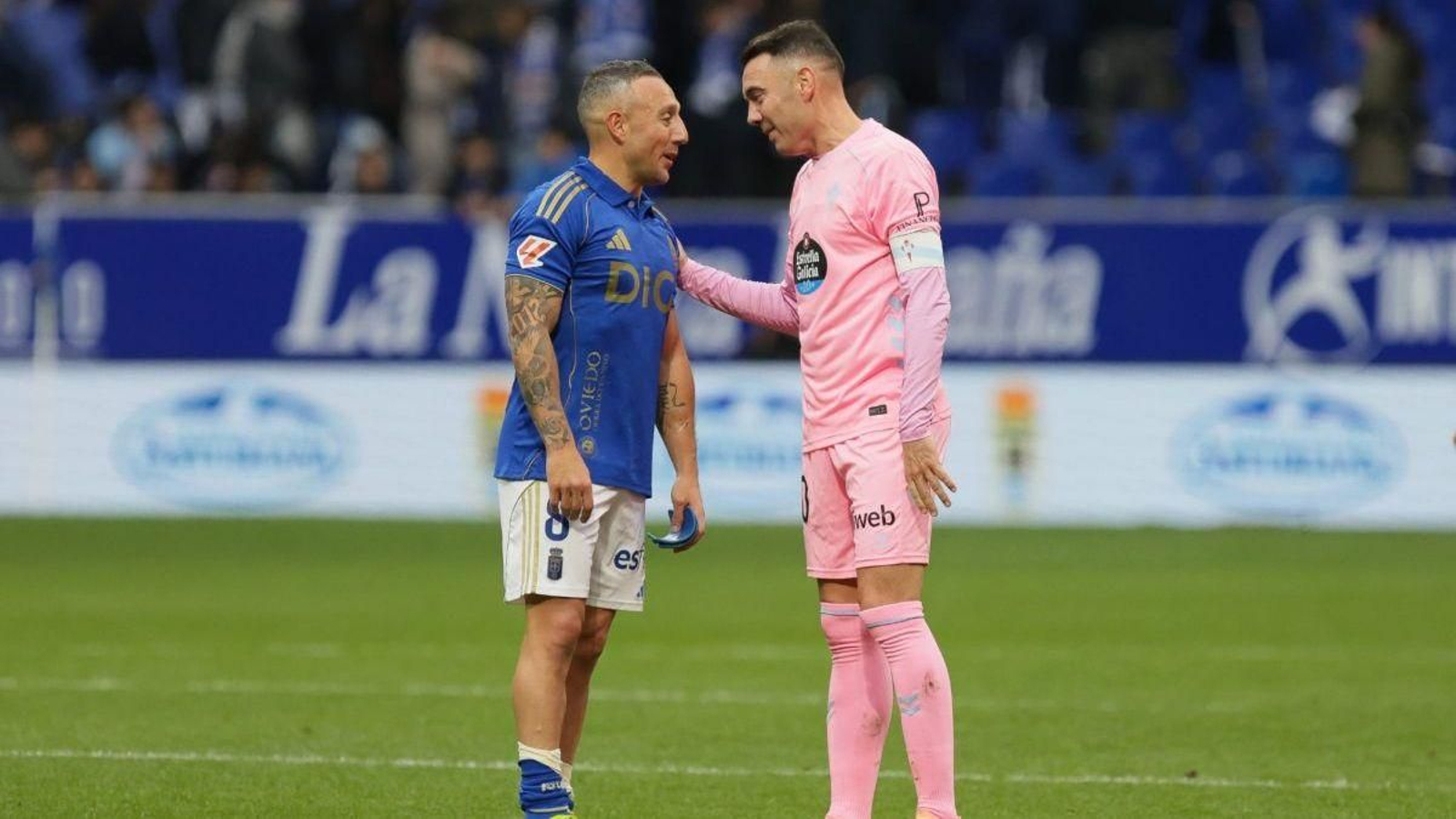 Santi Cazorla y Iago Aspas, emblemas de ambos equipos, se saludan al final del partido de ayer en el Tartiere.