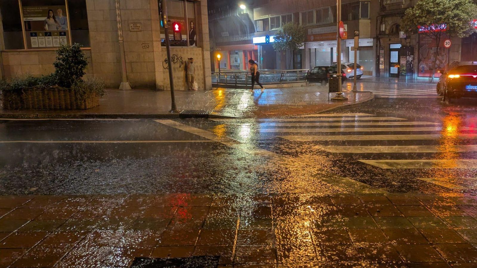 La noche ourensana marcada por las lluvias.