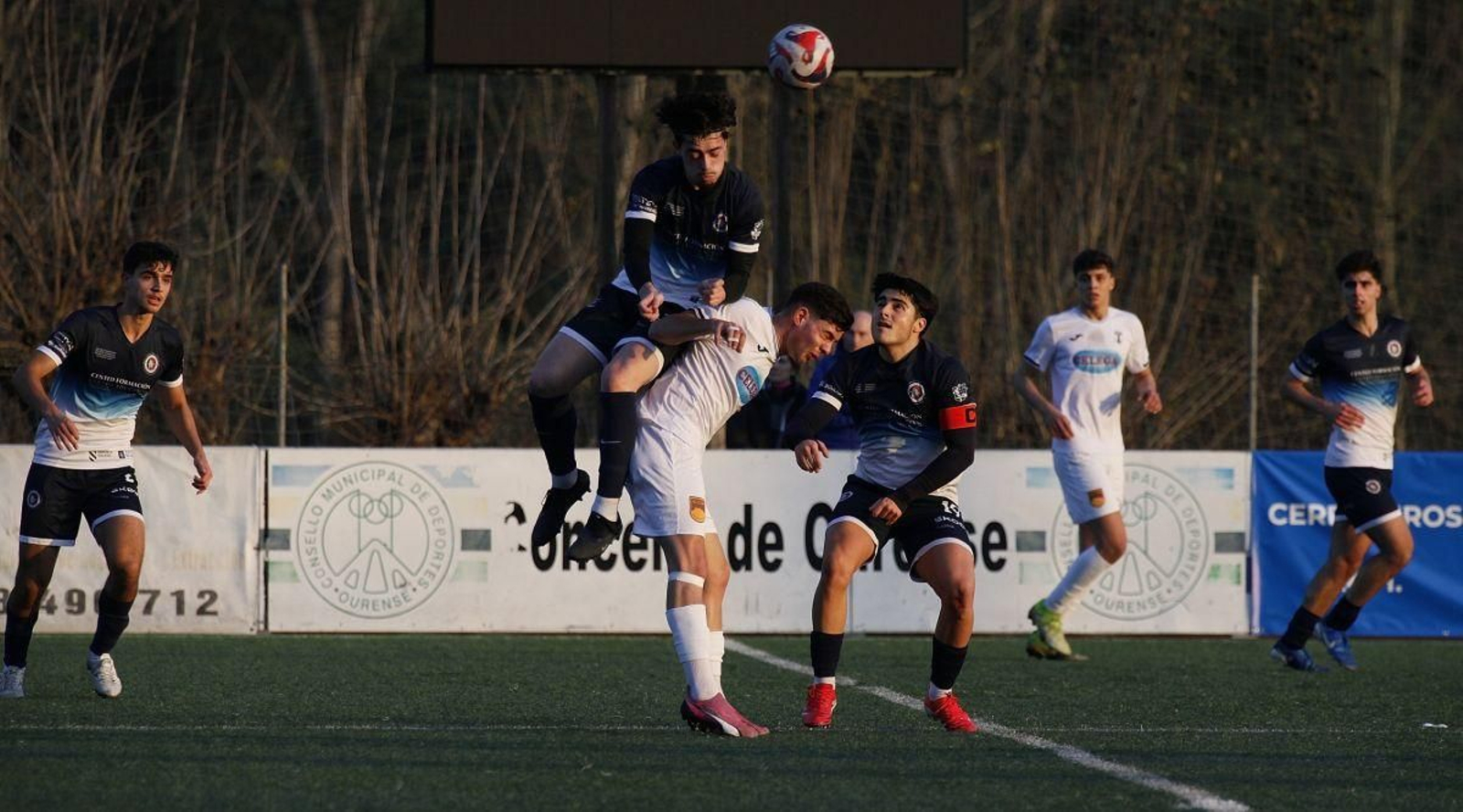 Héctor Janeiro, centrocampista del Cented, intenta luchar por un balón.