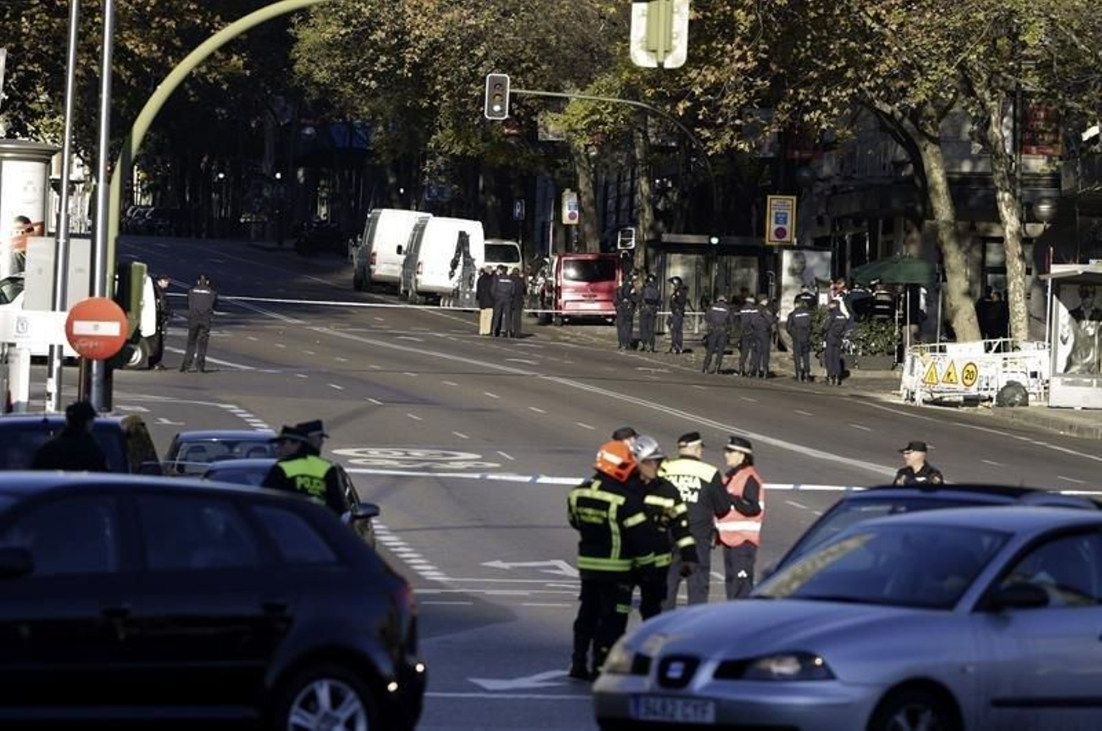 Empotran un coche contra la sede del PP en Madrid 03
