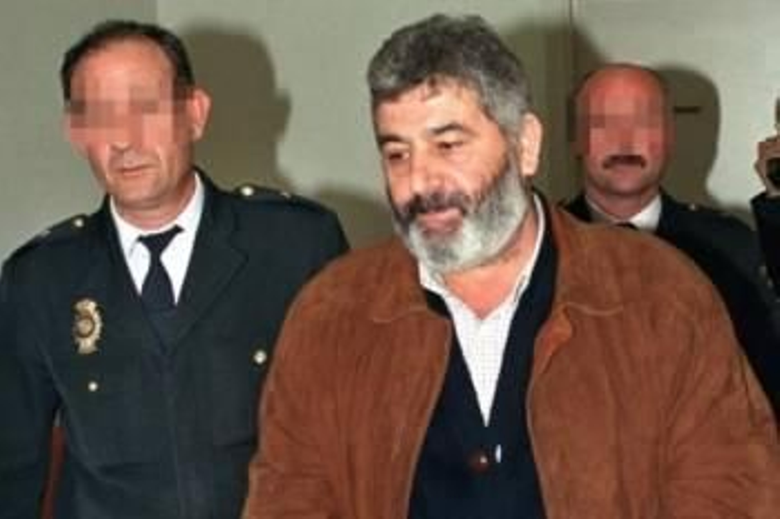 El narcotraficante gallego Laureano Oubiña, acompañado por dos policías. (Foto: ARCHIVO)