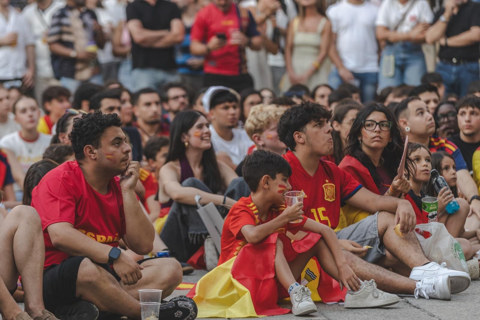 Galería | Camisetas, banderas y las calles de Ourense llenas de emoción por ver a España jugar los cuartos de final, en fotos