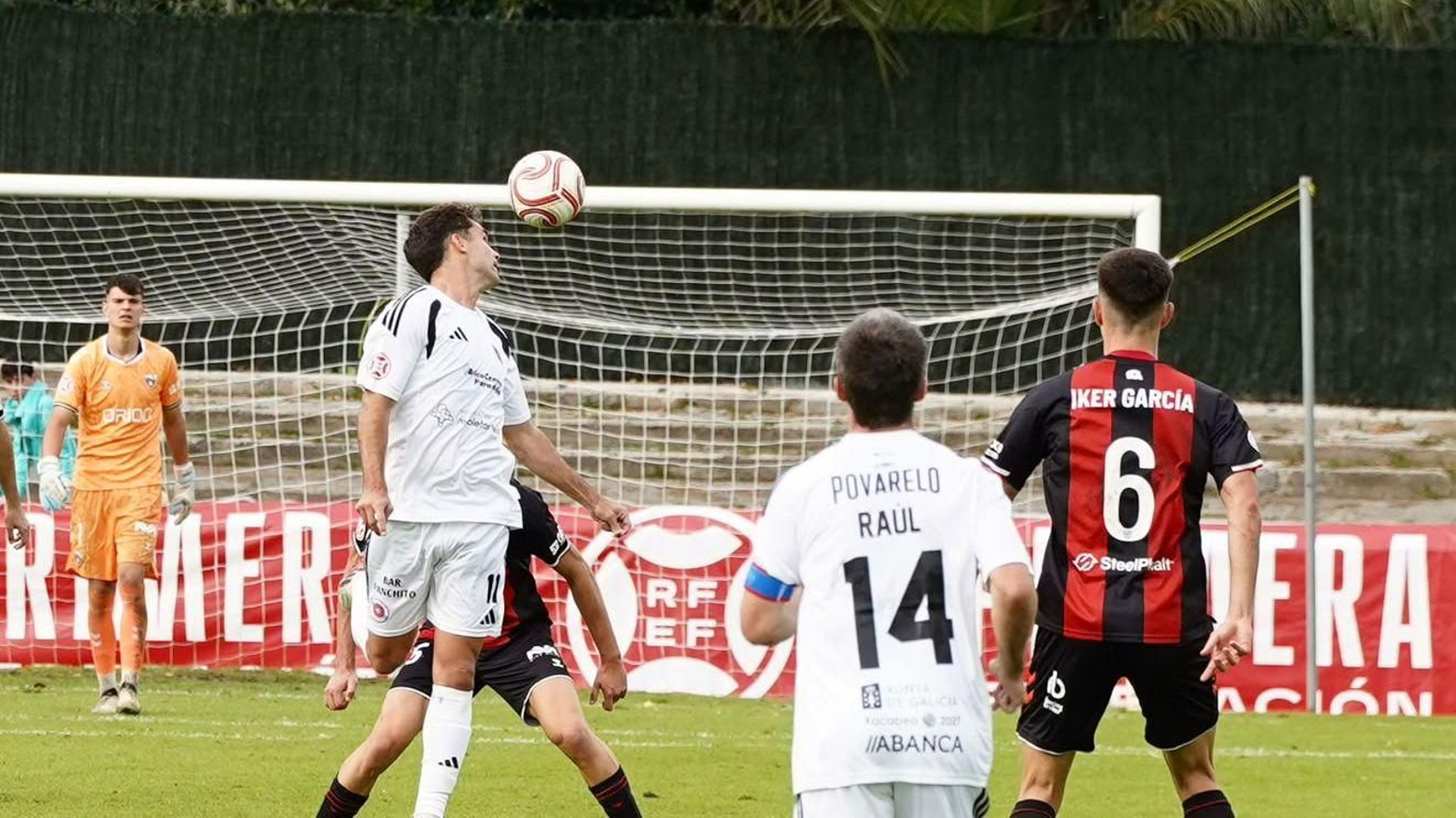 Baldrich pelea por un balón en el campo de Fadura ante el Arenas de Getxo.