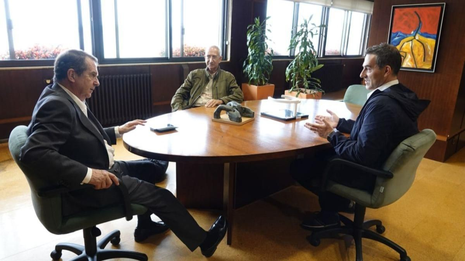 Caballero se reunió con Miguel Ángel Correa, director del Centro de Investigacións Biomédicas (Cinbio) y el oncólogo Eduardo García Rico que le presentaron sus trabajos al alcalde, que ofreció su colaboración para difundir su labor.