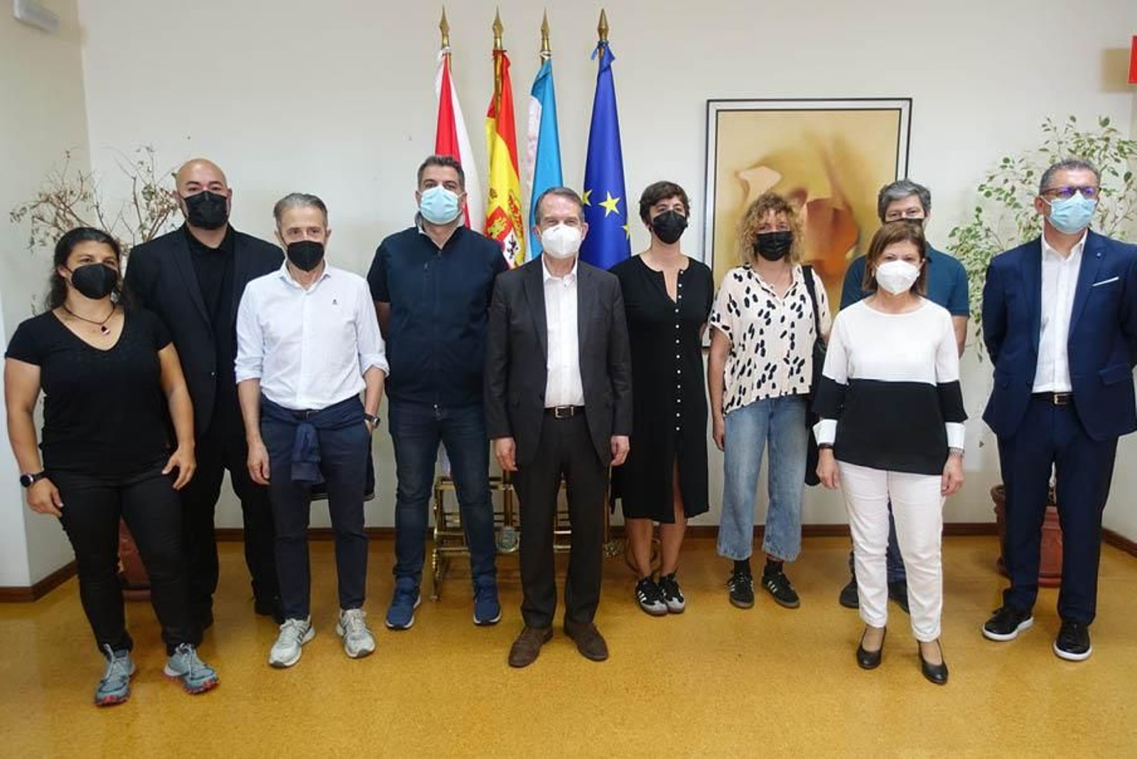 Abel Caballero, ayer con los representantes de la hostelería de Vigo y los ediles Elena Espinosa y Ángel Rivas.