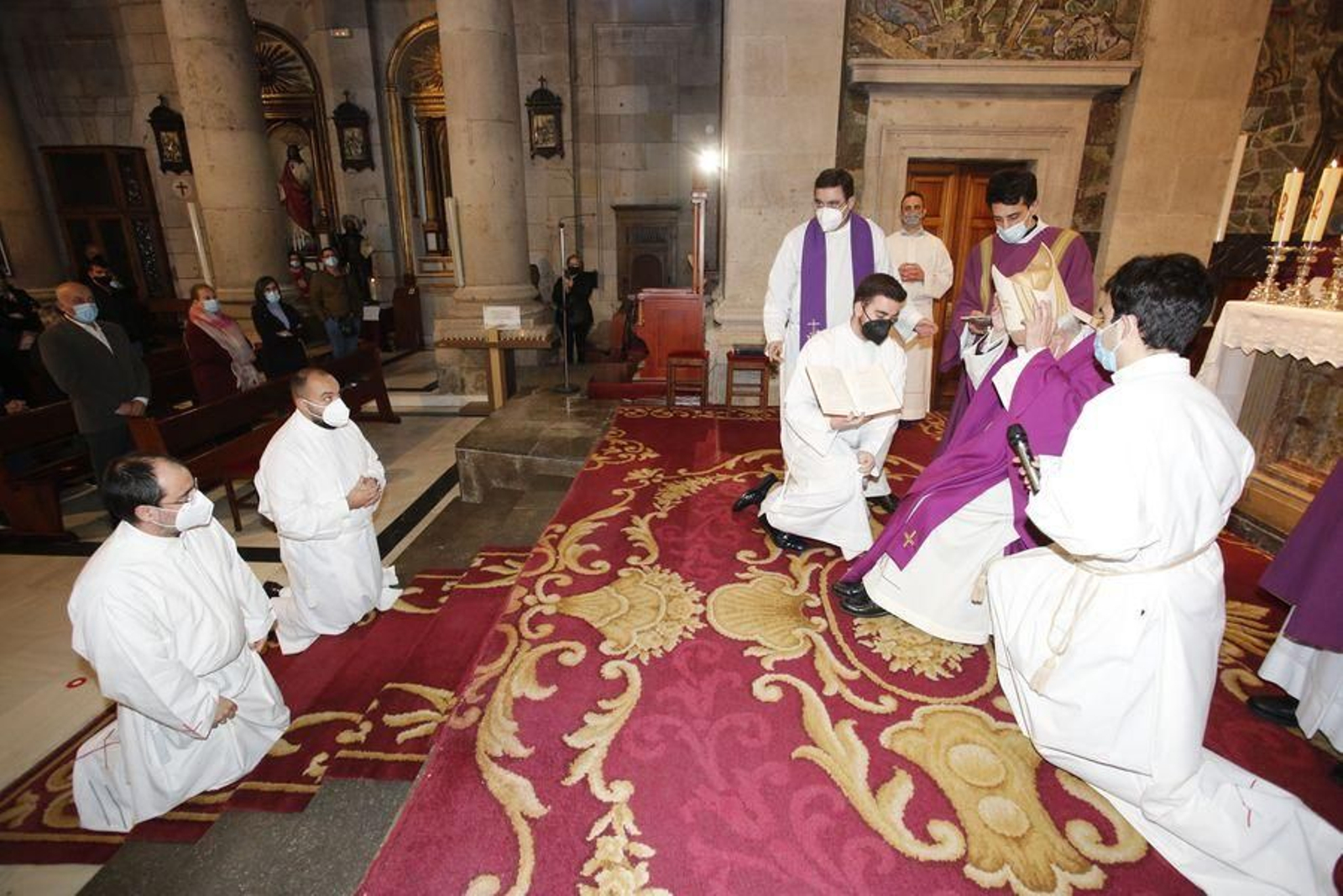 Los dos nuevos acólitos iniciaron ayer el camino que les llevará, tras años de esfuerzo y dedicación, al sacerdocio. El ministerio del acolitado conlleva la responsabilidad de ayudar a los diáconos –el paso intermedio– y de asistir a los sacerdotes en el altar durante las celebraciones litúrgicas.