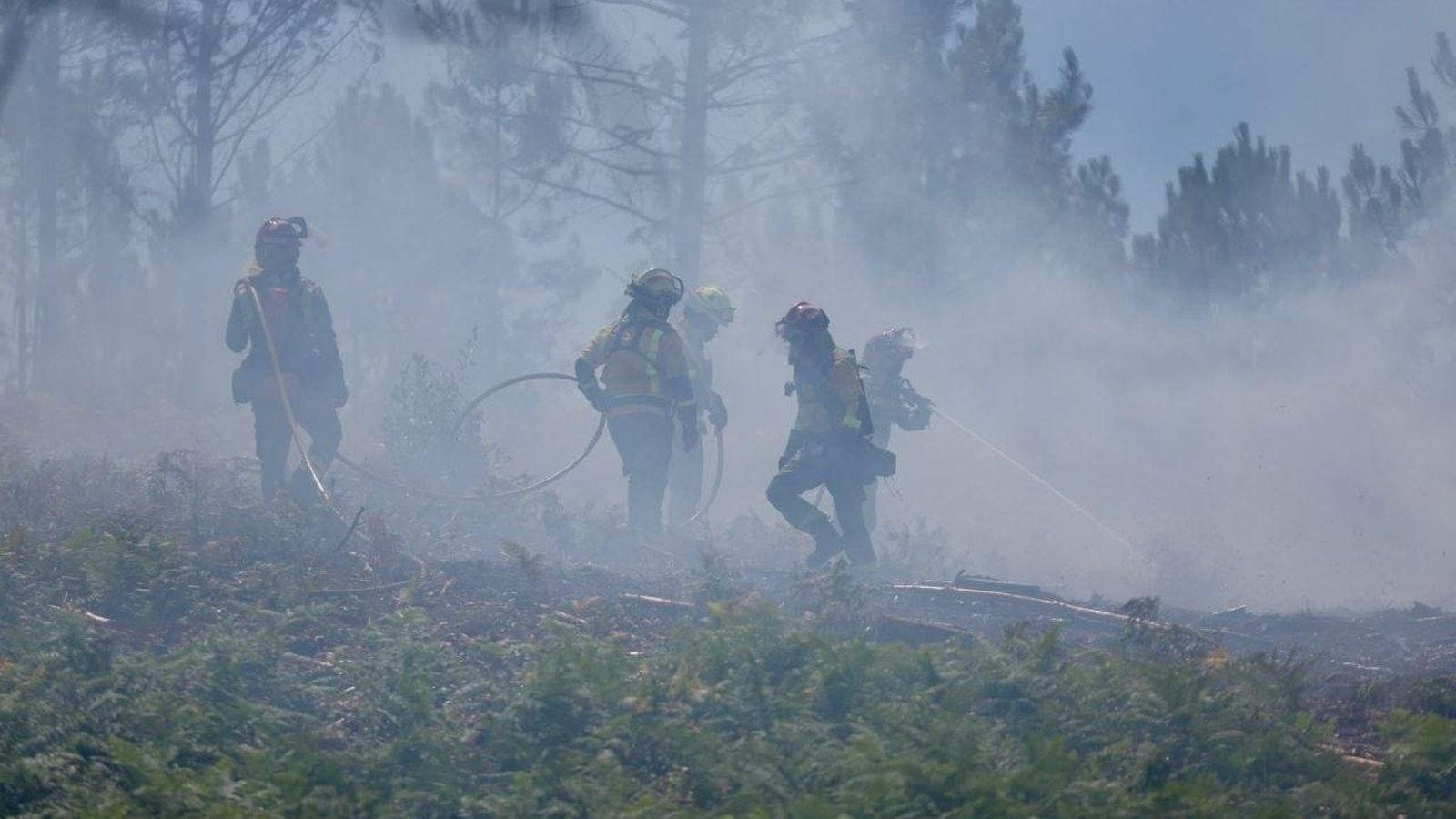 Los bomberos apagando el fuego.
