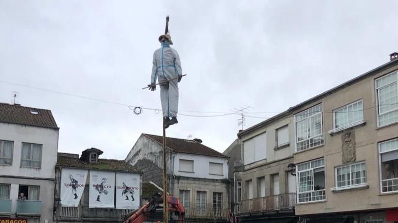 El meco quedó colgado en la plaza esta misma mañana.