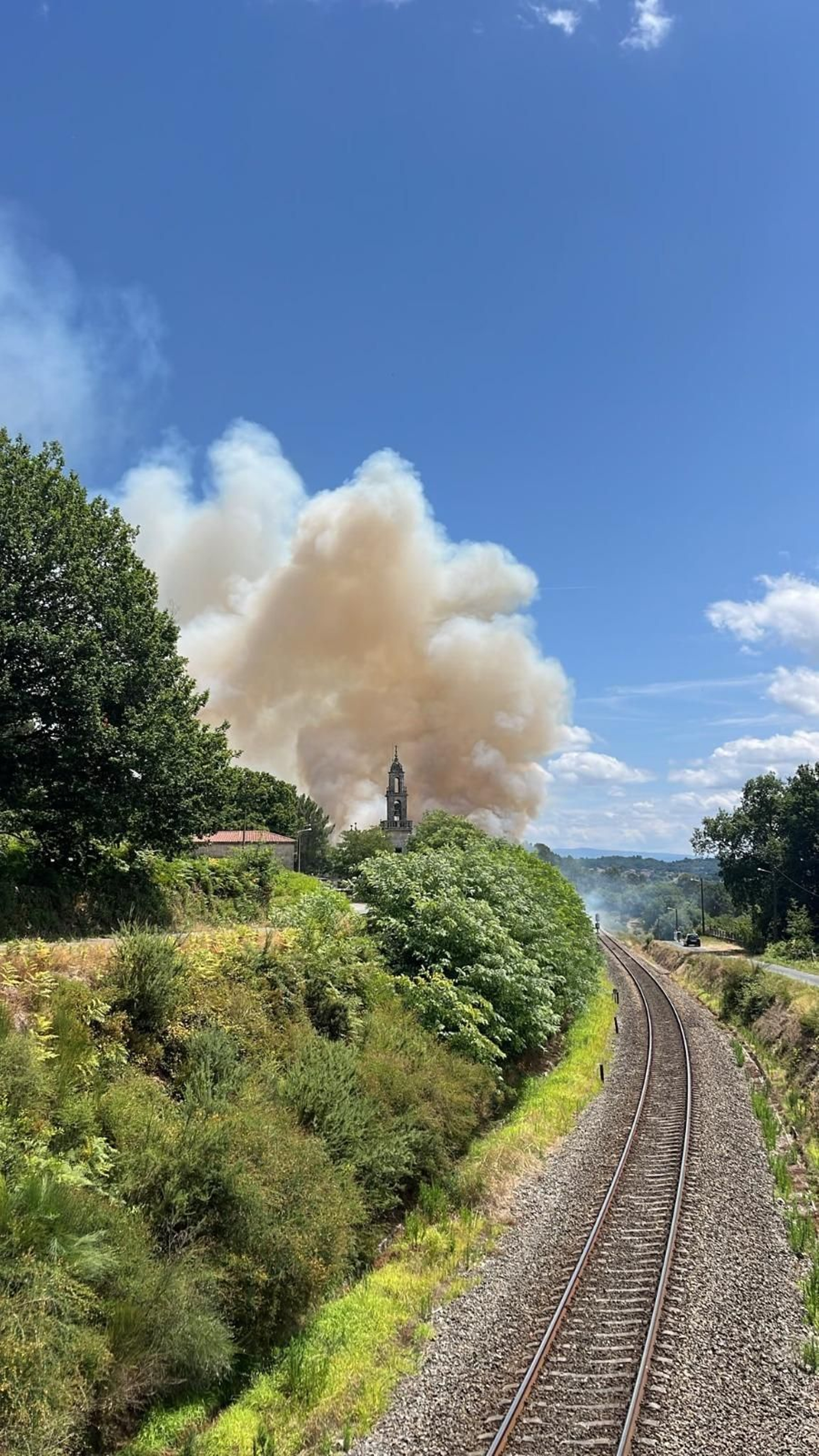Galería | Un incendio en Maside afecta la circulación por tren entre Ourense y Santiago