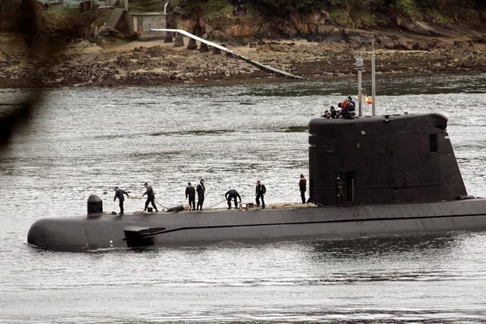 l submarino "Mistral", perteneciente a la Armada, ha llegado hoy al Arsenal Militar de Ferrol después de pasar entre los castillos de San Felipe y La Palma. (KIKO DELGADO)